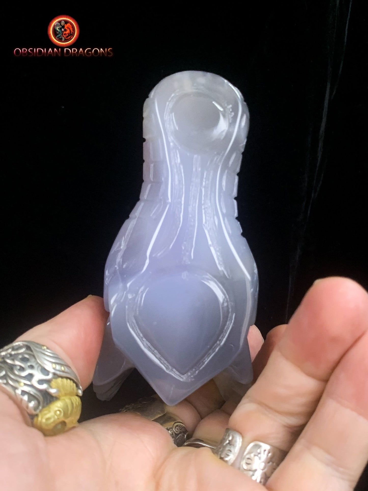 Crâne de dragon unique sculpté dans une géode de quartz | obsidian dragons