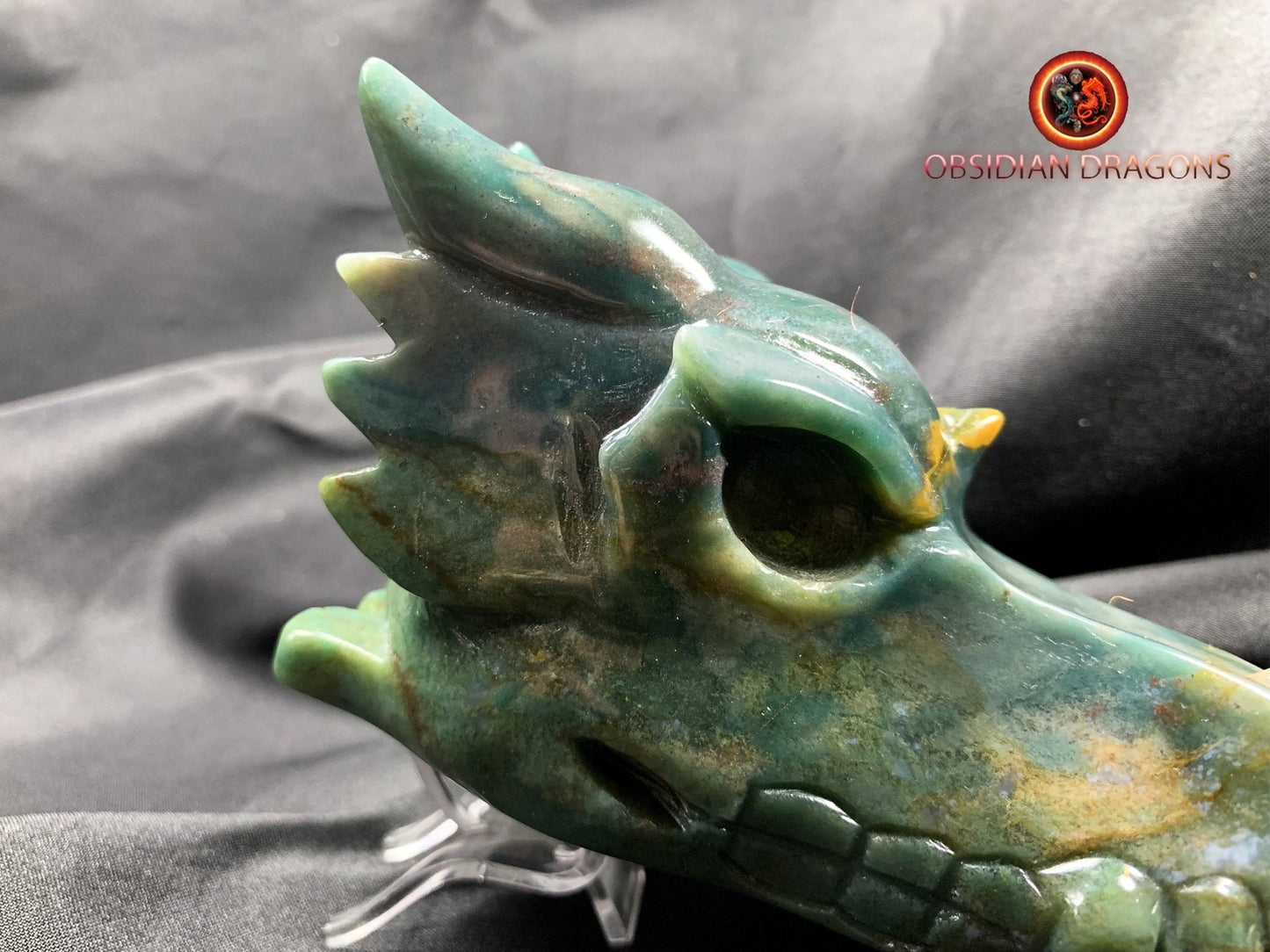 crâne de dragon en agate mousse, moss agat dragon skull