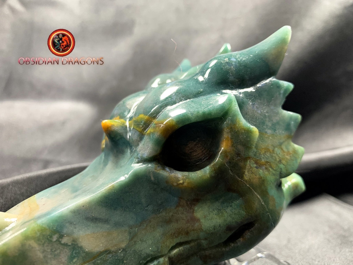 crâne de dragon en agate mousse, moss agat dragon skull