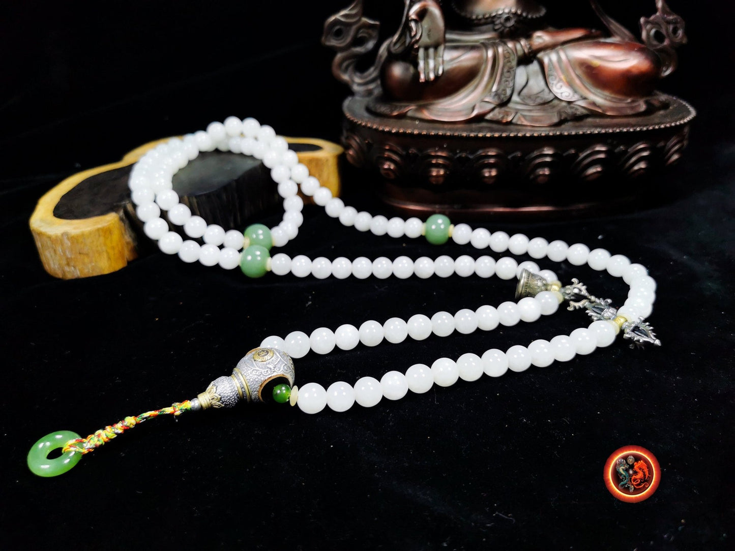 Mala, chapelet bouddhiste tibétain 108 perles de jade néphrite blanc de 10mm, jade néphrite vert Dorje et cloche perle de finition en argent - obsidian dragon