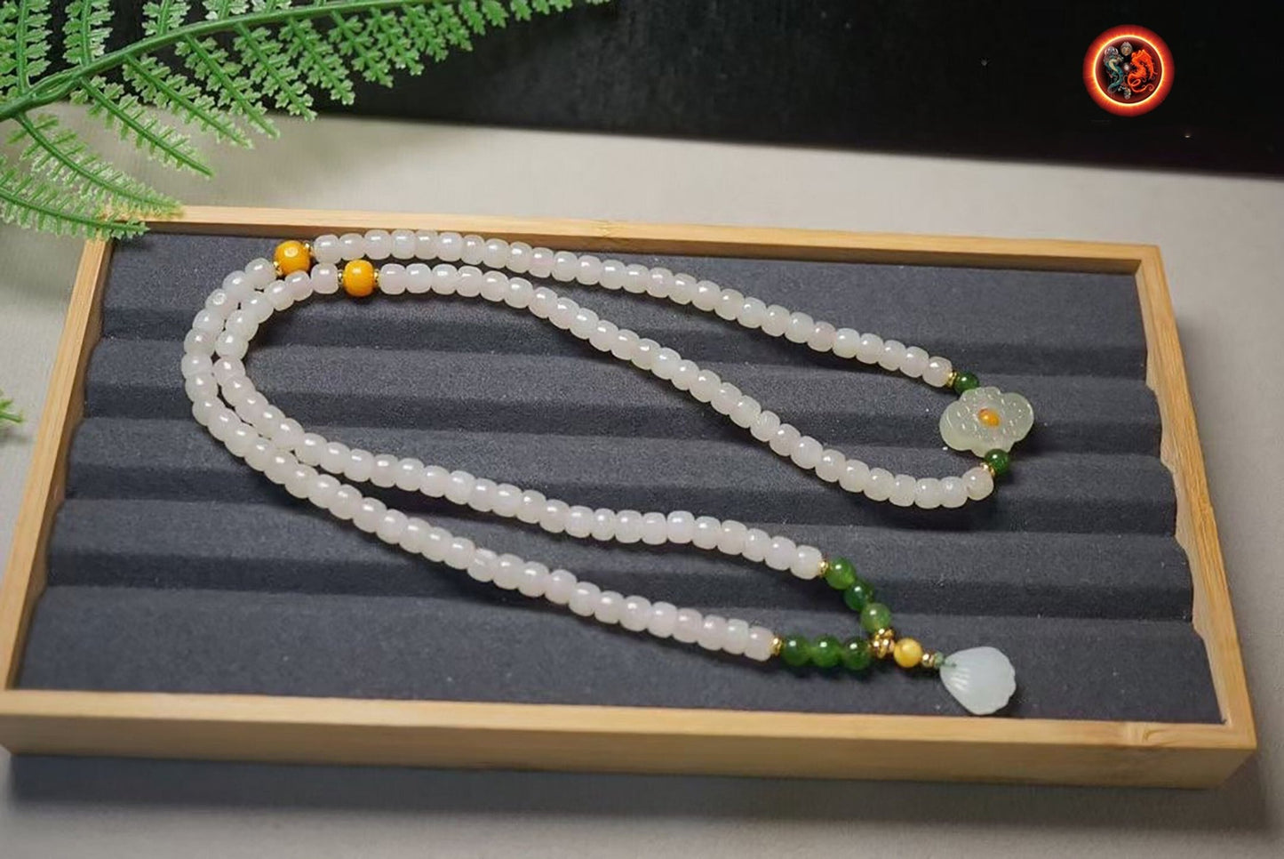 Mala, chapelet bouddhiste tibétain 108 perles de jade néphrite blanc tonneau de 5/5.8mm. Lotus en jade nephrite en finition Agates d'Alashan - obsidian dragon