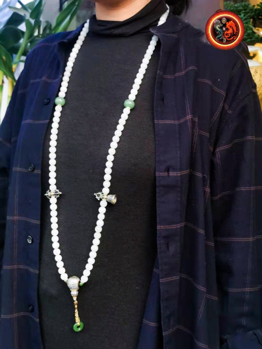 Mala, chapelet bouddhiste tibétain 108 perles de jade néphrite blanc de 10mm, jade néphrite vert Dorje et cloche perle de finition en argent - obsidian dragon