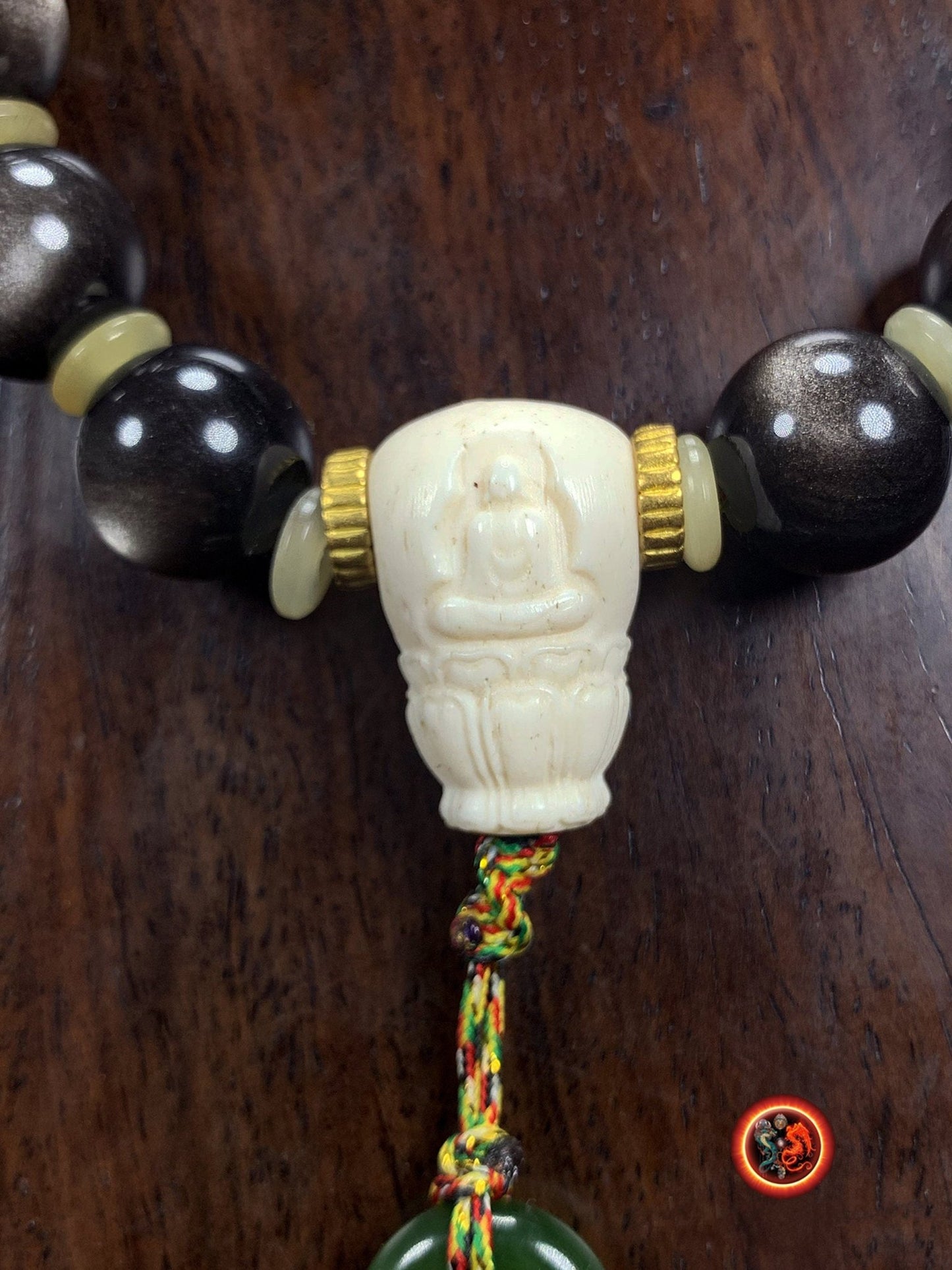 Mala de ceinture. Chapelet bouddhiste ch'an et zen. 18 perles d'obsidienne argentée, jade nephrite. lotus en argent 925 cloisonné. Bouddha - obsidian dragon