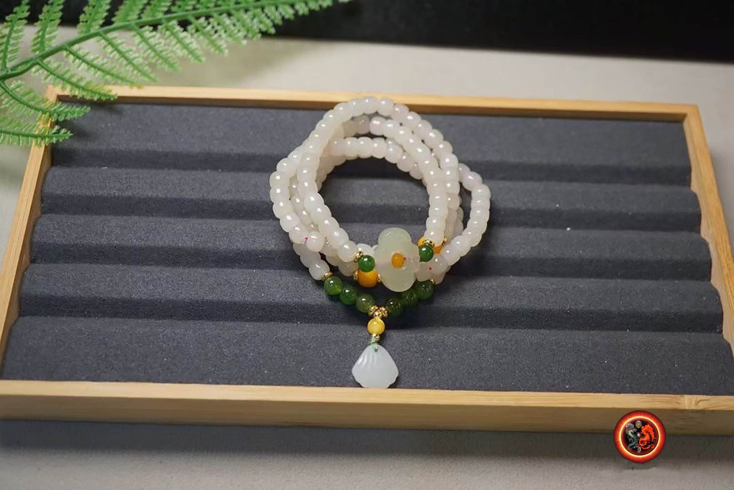 Mala, chapelet bouddhiste tibétain 108 perles de jade néphrite blanc tonneau de 5/5.8mm. Lotus en jade nephrite en finition Agates d'Alashan - obsidian dragon
