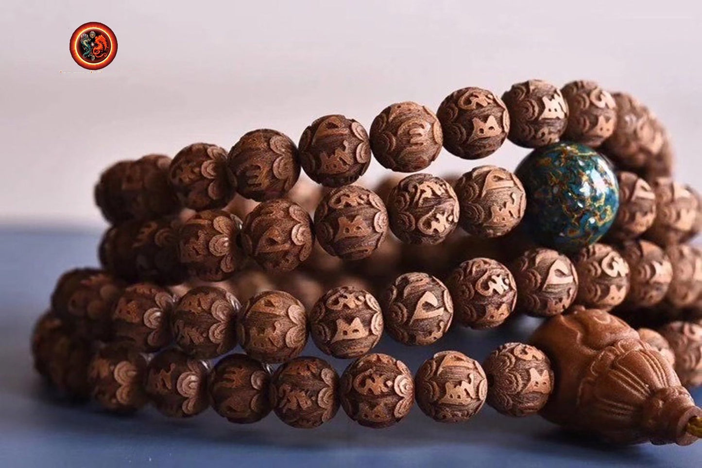 Exceptionnel et rare mala, chapelet bouddhiste, 108 perles de santal de Laoshan. Chenrezi, mantra de la compassion sculpté sur chaque perle - obsidian dragon