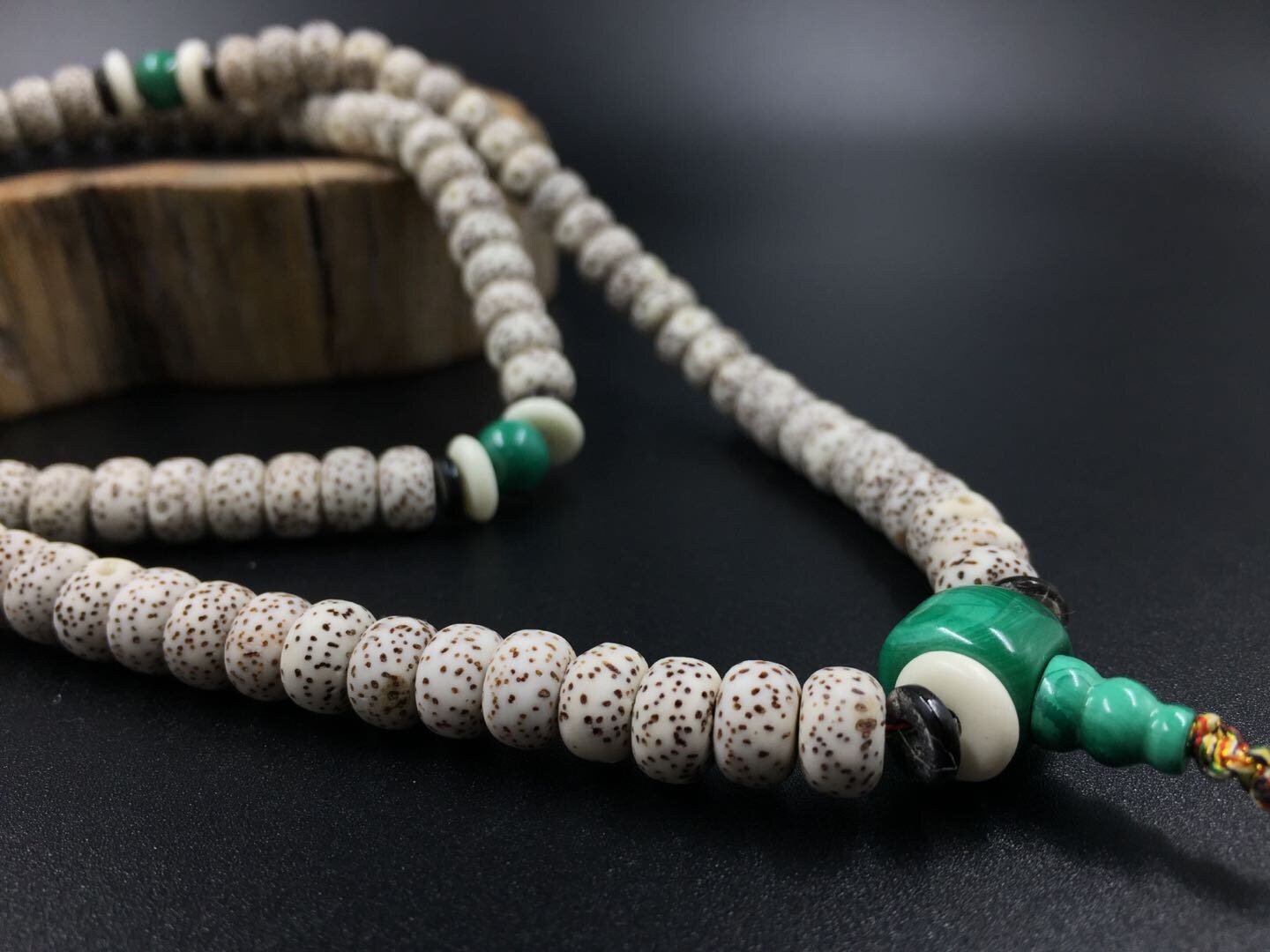 Mala tibétain chapelet bouddhiste graines de figuier sacré (pipal), malachite, os de buffle - obsidian dragon