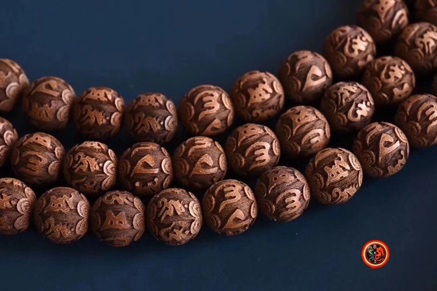 Exceptionnel et rare mala, chapelet bouddhiste, 108 perles de santal de Laoshan. Chenrezi, mantra de la compassion sculpté sur chaque perle - obsidian dragon