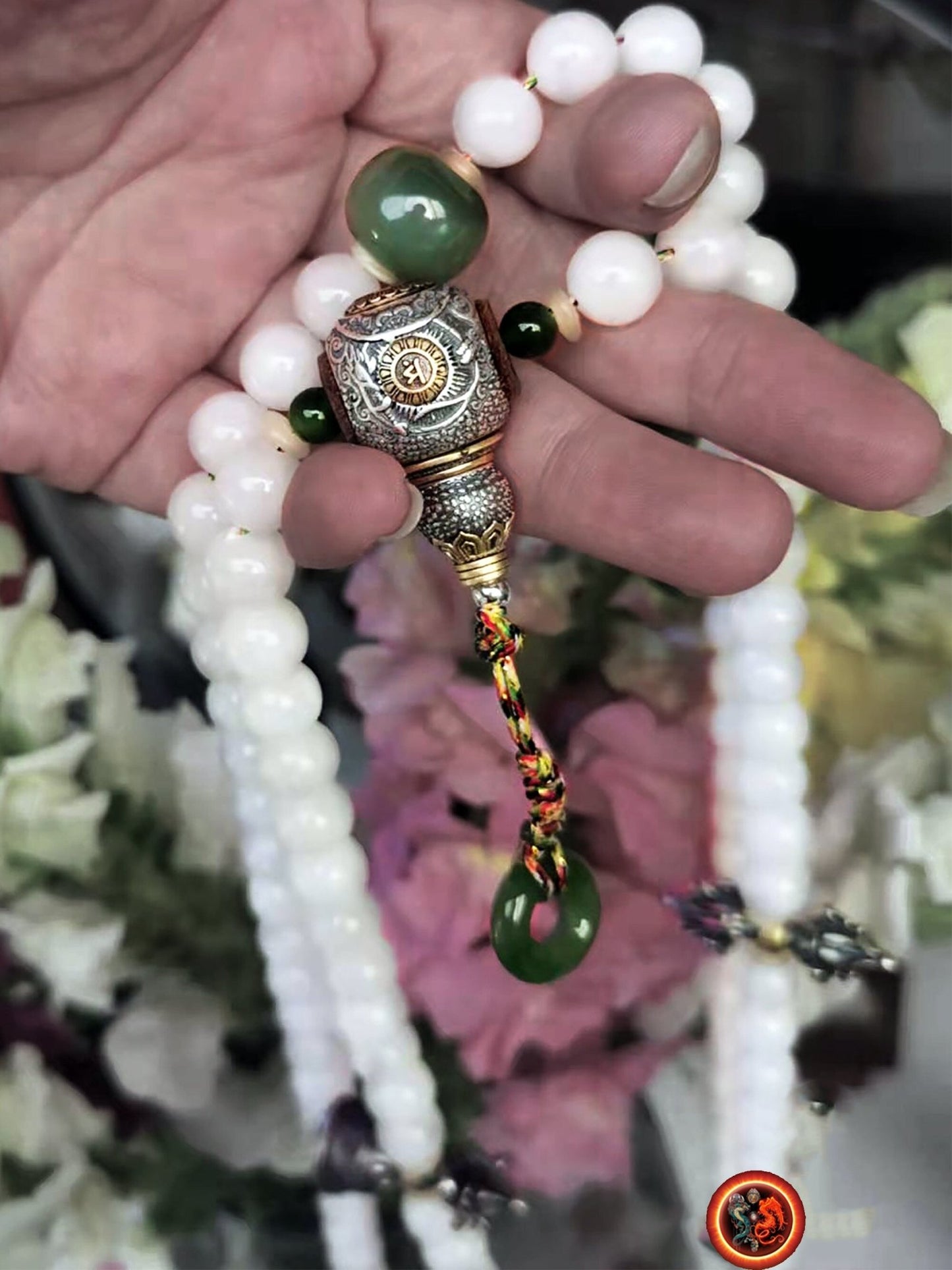 Mala, chapelet bouddhiste tibétain 108 perles de jade néphrite blanc de 10mm, jade néphrite vert Dorje et cloche perle de finition en argent - obsidian dragon