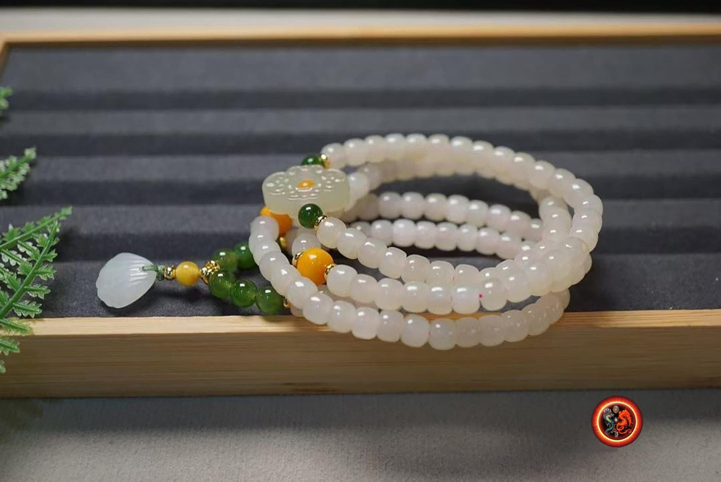 Mala, chapelet bouddhiste tibétain 108 perles de jade néphrite blanc tonneau de 5/5.8mm. Lotus en jade nephrite en finition Agates d'Alashan - obsidian dragon