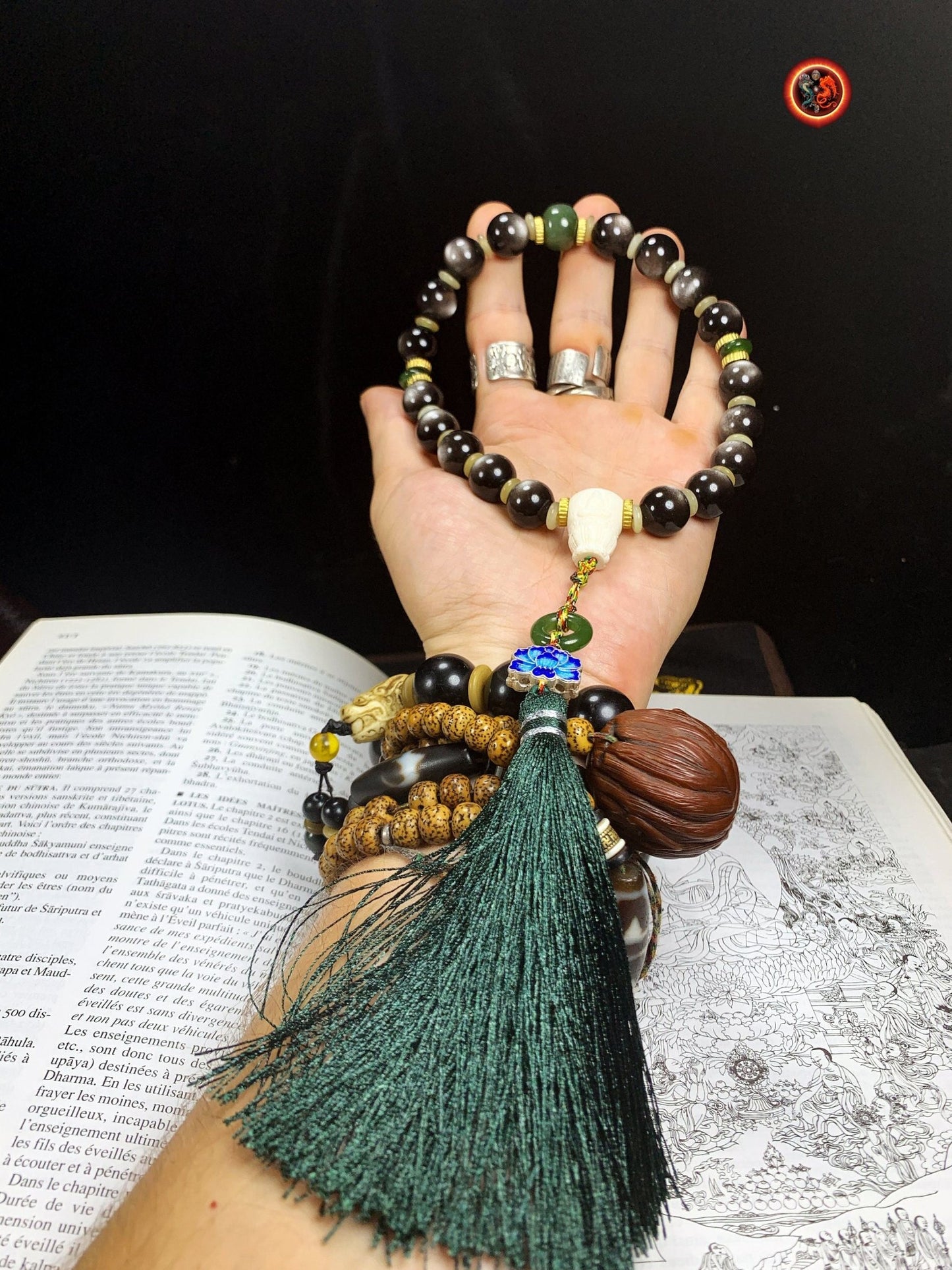 Mala de ceinture. Chapelet bouddhiste ch'an et zen. 18 perles d'obsidienne argentée, jade nephrite. lotus en argent 925 cloisonné. Bouddha - obsidian dragon