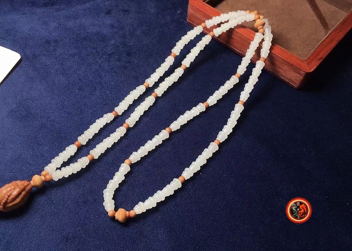 mala chapelet bouddhiste traditionnel prières et meditation jade nephrite naturel blanc 108 perles. Mains en priere en noyau d'olive sculpté - obsidian dragon