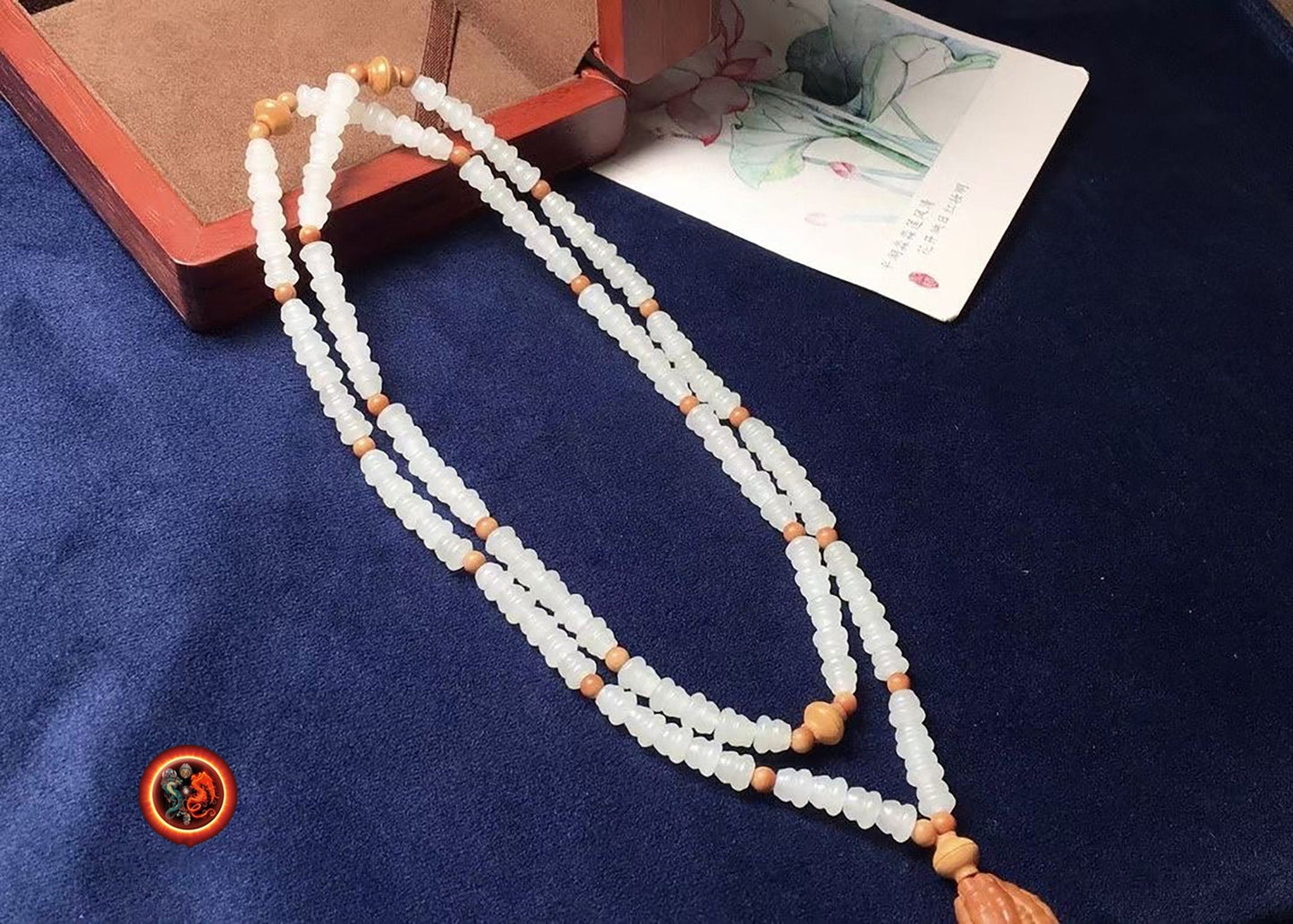 mala chapelet bouddhiste traditionnel prières et meditation jade nephrite naturel blanc 108 perles. Mains en priere en noyau d'olive sculpté - obsidian dragon