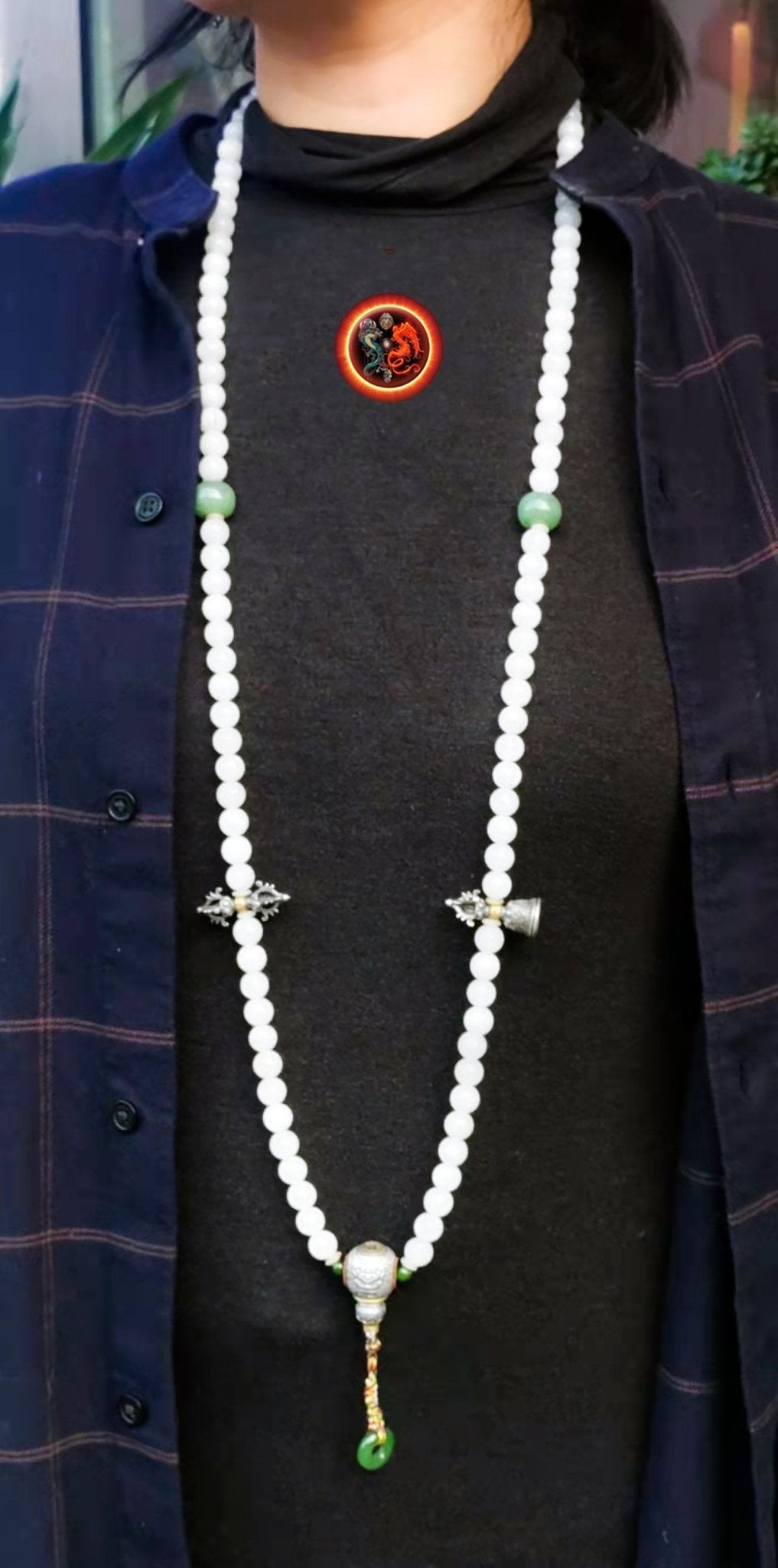 Mala, chapelet bouddhiste tibétain 108 perles de jade néphrite blanc de 10mm, jade néphrite vert Dorje et cloche perle de finition en argent - obsidian dragon