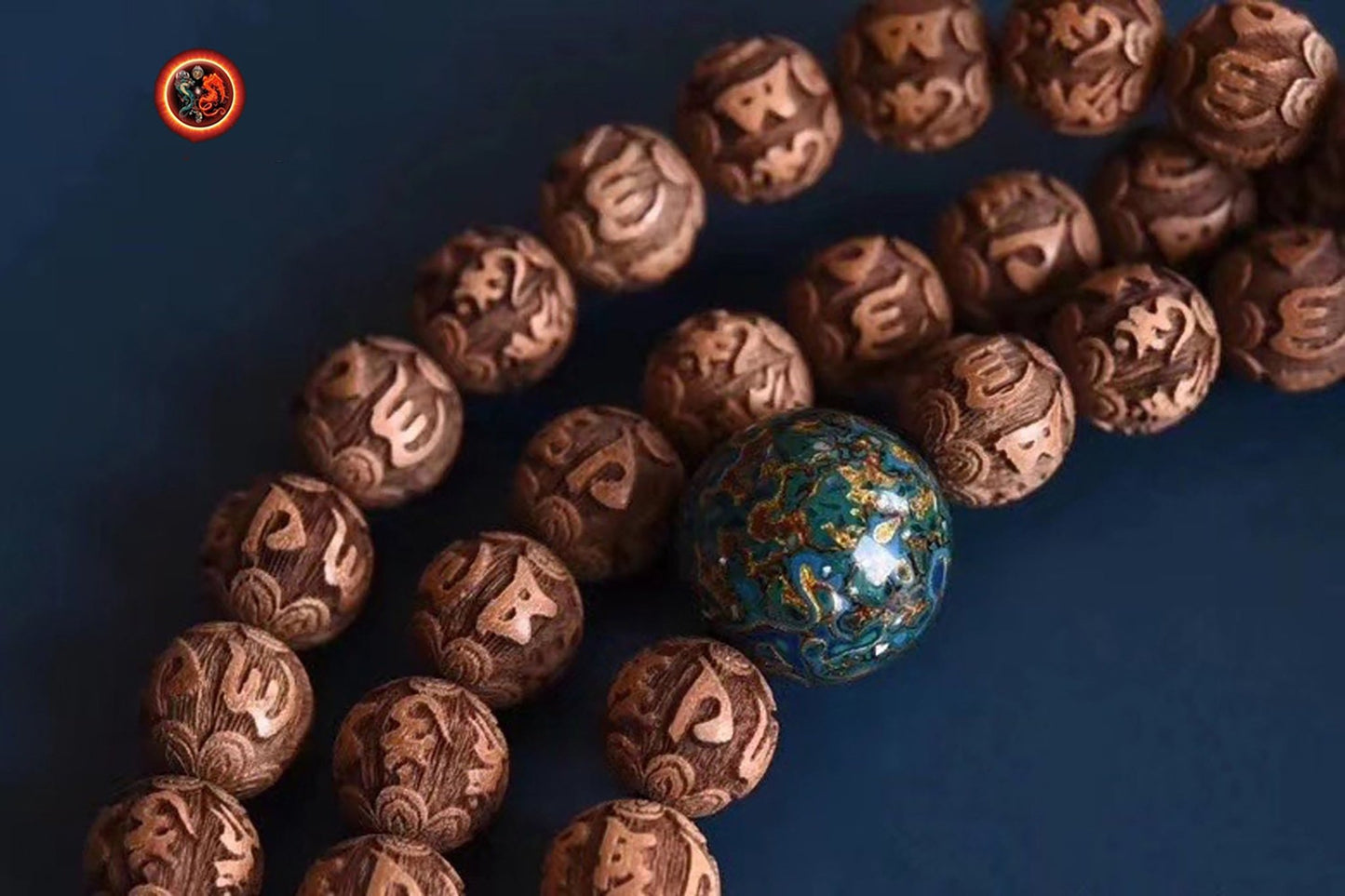 Exceptionnel et rare mala, chapelet bouddhiste, 108 perles de santal de Laoshan. Chenrezi, mantra de la compassion sculpté sur chaque perle - obsidian dragon