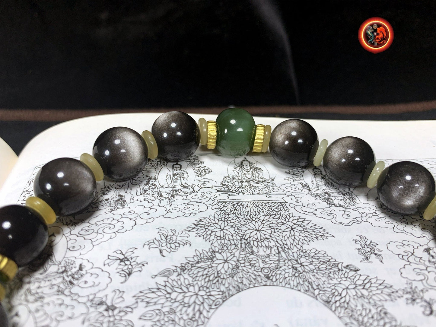 Mala de ceinture. Chapelet bouddhiste ch'an et zen. 18 perles d'obsidienne argentée, jade nephrite. lotus en argent 925 cloisonné. Bouddha - obsidian dragon