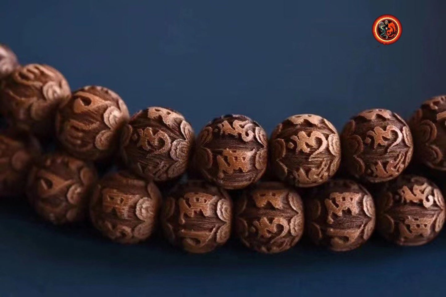 Exceptionnel et rare mala, chapelet bouddhiste, 108 perles de santal de Laoshan. Chenrezi, mantra de la compassion sculpté sur chaque perle - obsidian dragon