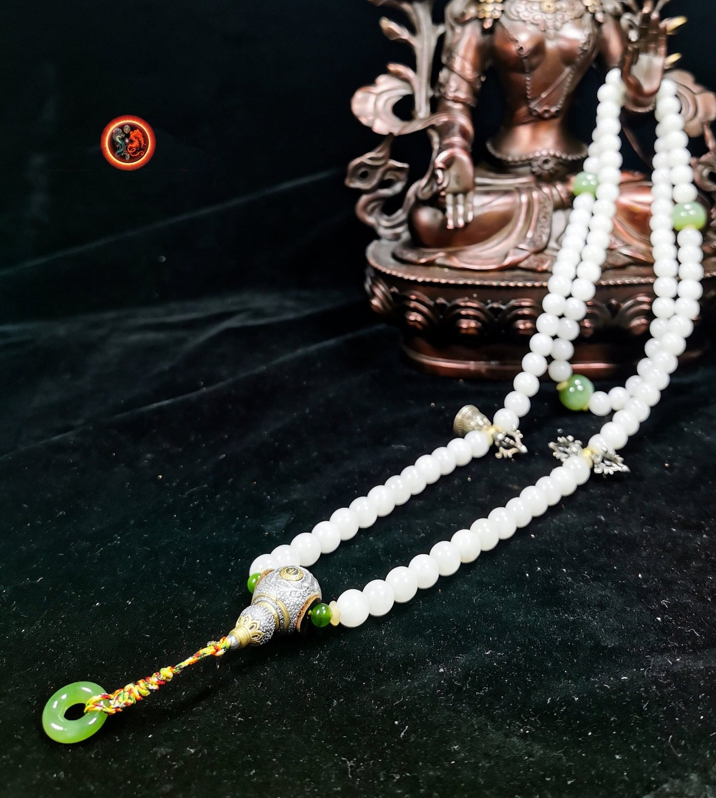 Mala, chapelet bouddhiste tibétain 108 perles de jade néphrite blanc de 10mm, jade néphrite vert Dorje et cloche perle de finition en argent - obsidian dragon