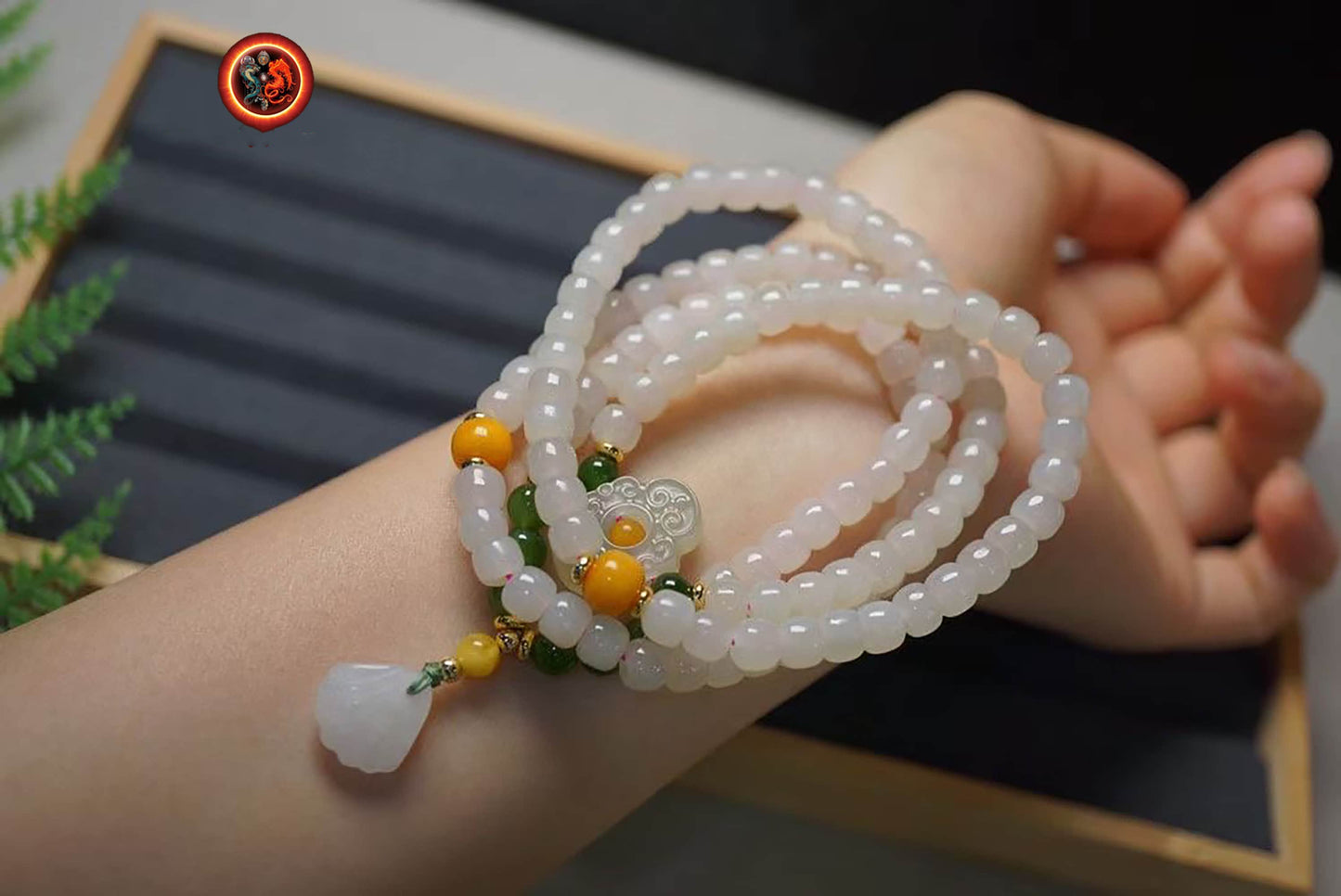 Mala, chapelet bouddhiste tibétain 108 perles de jade néphrite blanc tonneau de 5/5.8mm. Lotus en jade nephrite en finition Agates d'Alashan - obsidian dragon