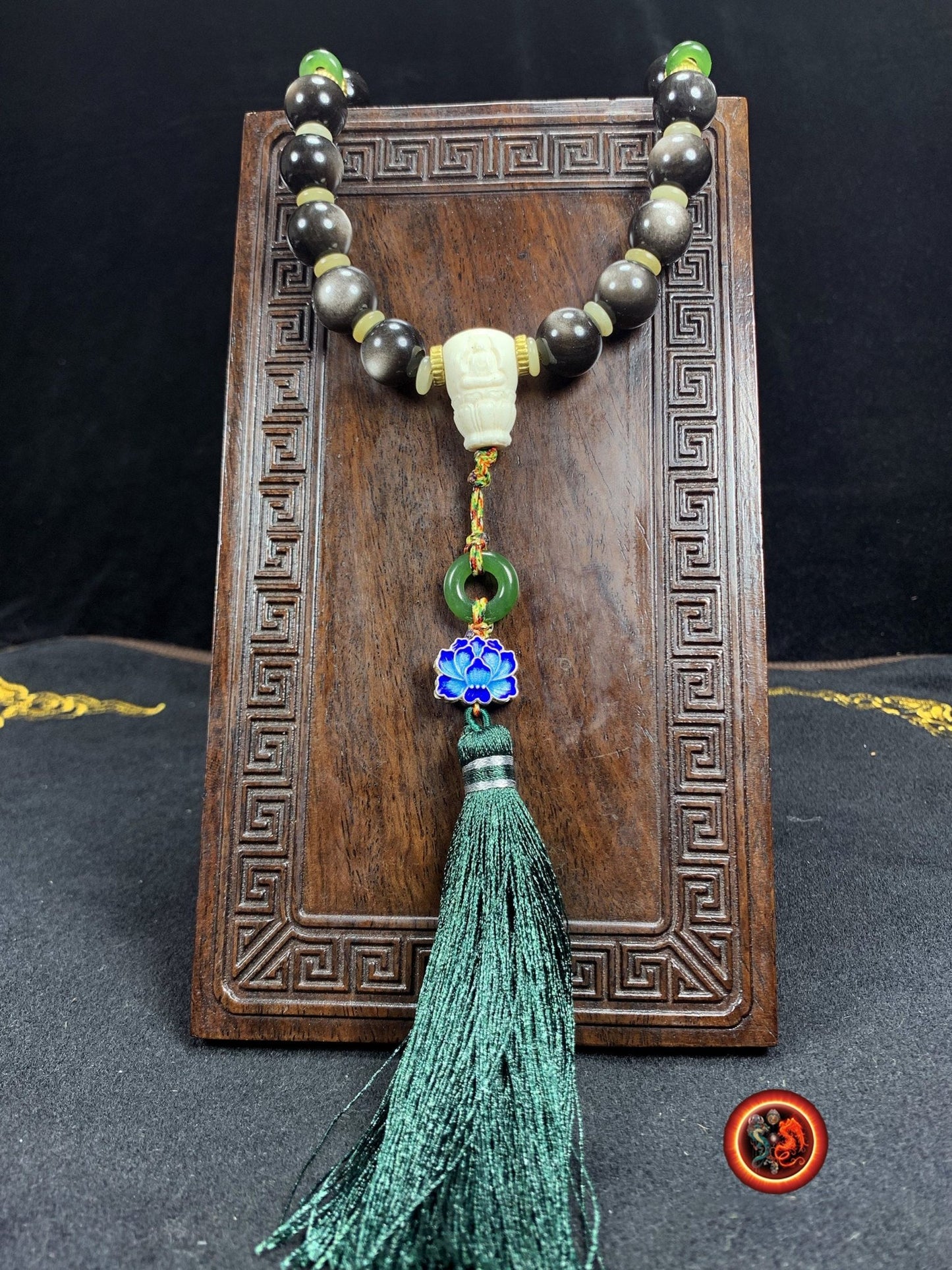 Mala de ceinture. Chapelet bouddhiste ch'an et zen. 18 perles d'obsidienne argentée, jade nephrite. lotus en argent 925 cloisonné. Bouddha - obsidian dragon