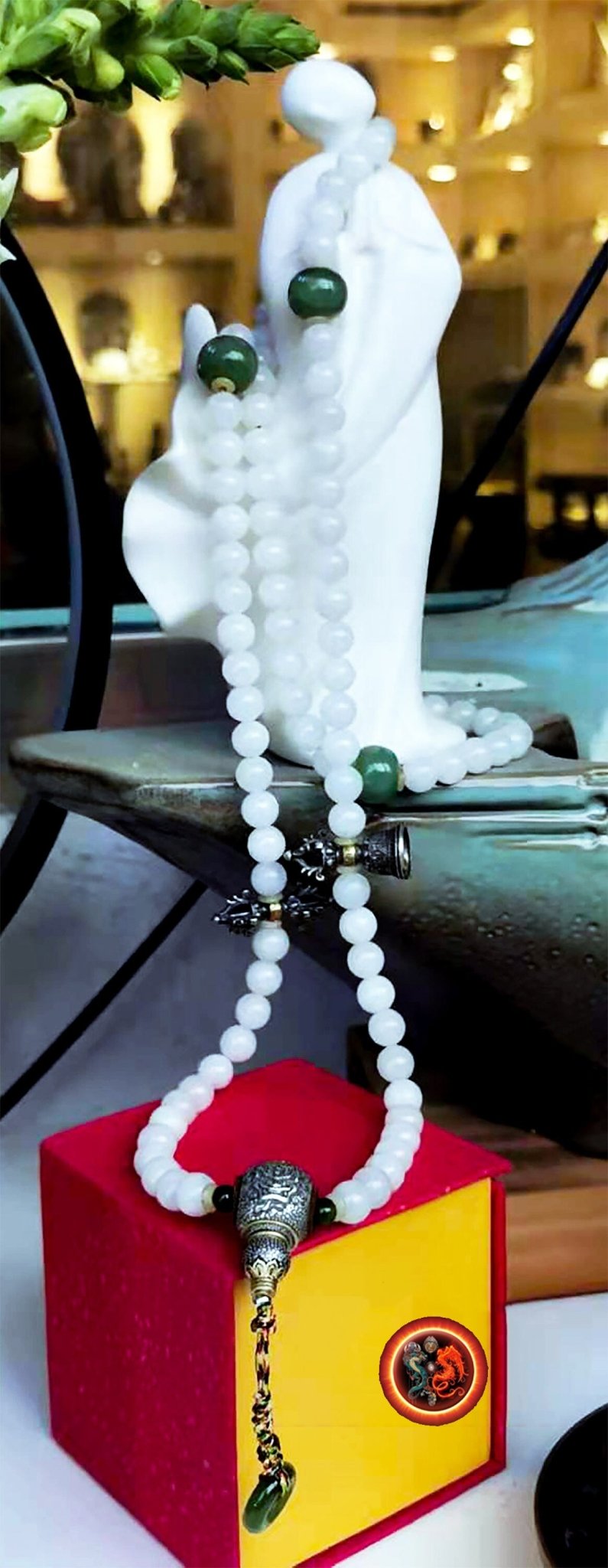 Mala, chapelet bouddhiste tibétain 108 perles de jade néphrite blanc de 10mm, jade néphrite vert Dorje et cloche perle de finition en argent - obsidian dragon