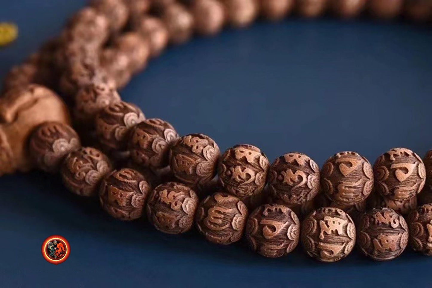 Exceptionnel et rare mala, chapelet bouddhiste, 108 perles de santal de Laoshan. Chenrezi, mantra de la compassion sculpté sur chaque perle - obsidian dragon