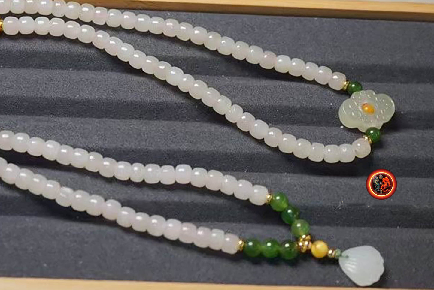 Mala, chapelet bouddhiste tibétain 108 perles de jade néphrite blanc tonneau de 5/5.8mm. Lotus en jade nephrite en finition Agates d'Alashan - obsidian dragon