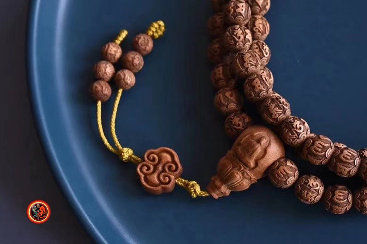 Exceptionnel et rare mala, chapelet bouddhiste, 108 perles de santal de Laoshan. Chenrezi, mantra de la compassion sculpté sur chaque perle - obsidian dragon