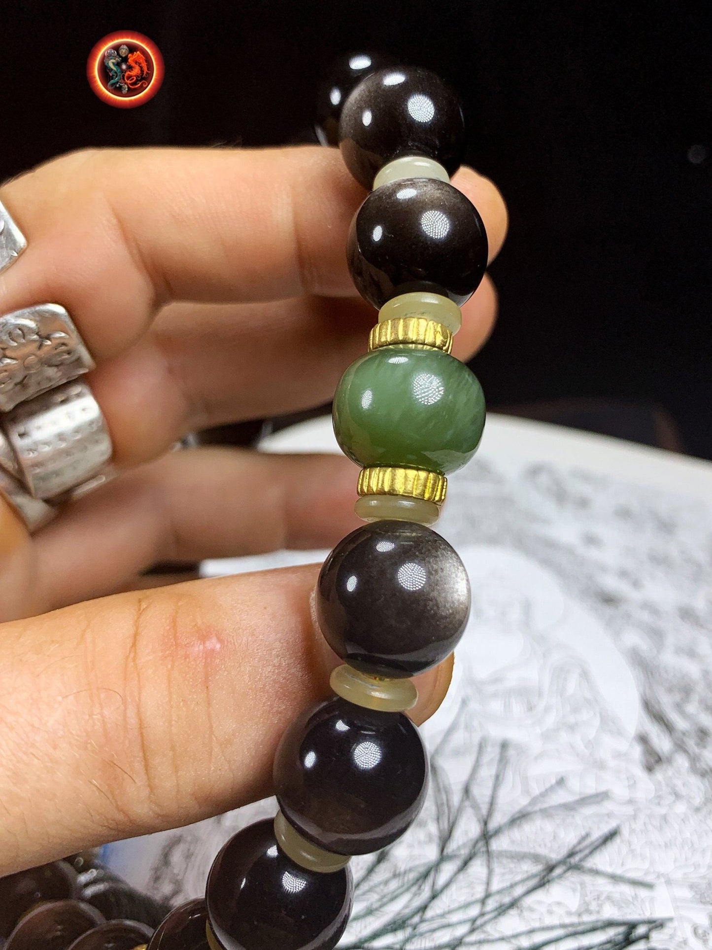 Mala de ceinture. Chapelet bouddhiste ch'an et zen. 18 perles d'obsidienne argentée, jade nephrite. lotus en argent 925 cloisonné. Bouddha - obsidian dragon