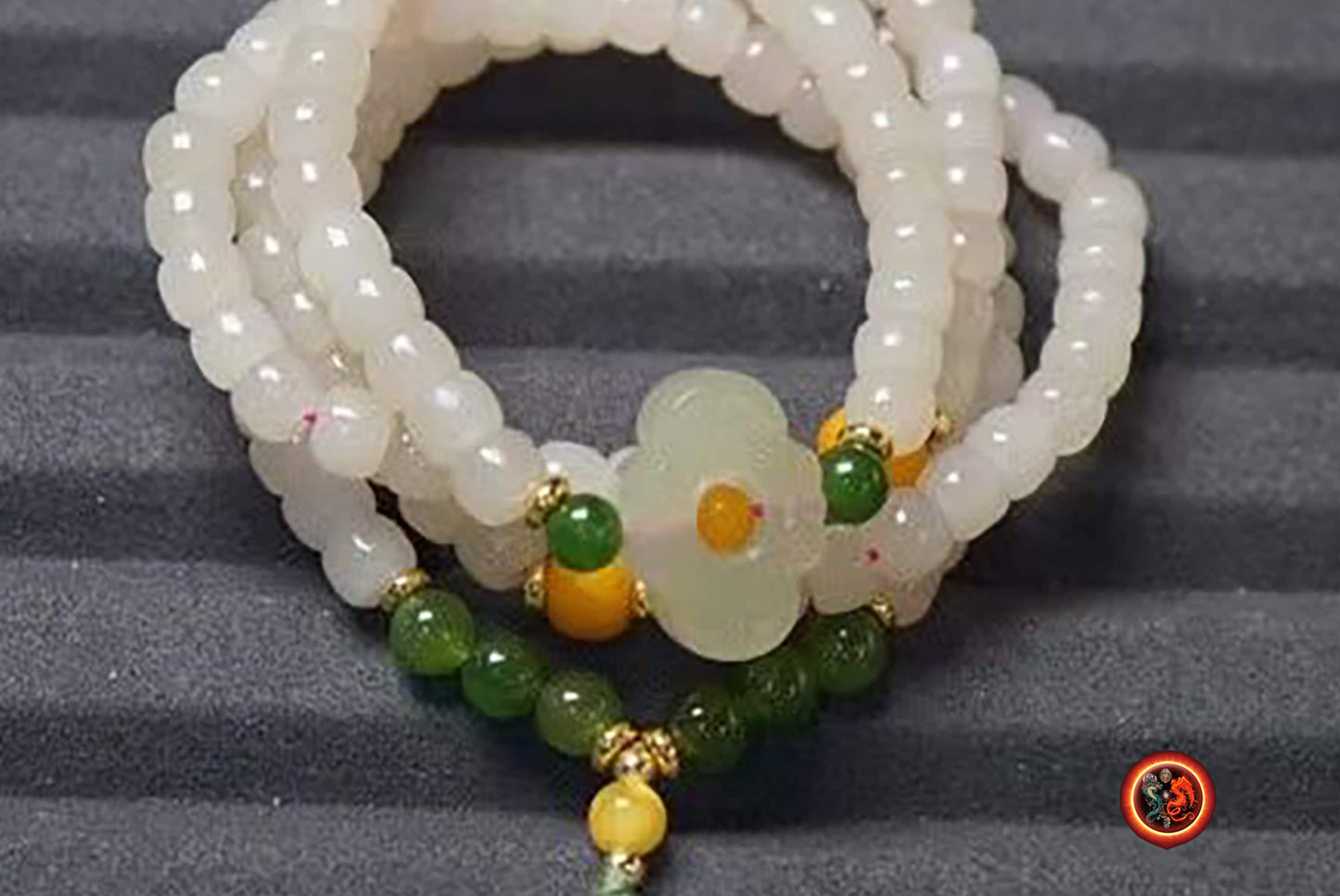 Mala, chapelet bouddhiste tibétain 108 perles de jade néphrite blanc tonneau de 5/5.8mm. Lotus en jade nephrite en finition Agates d'Alashan - obsidian dragon