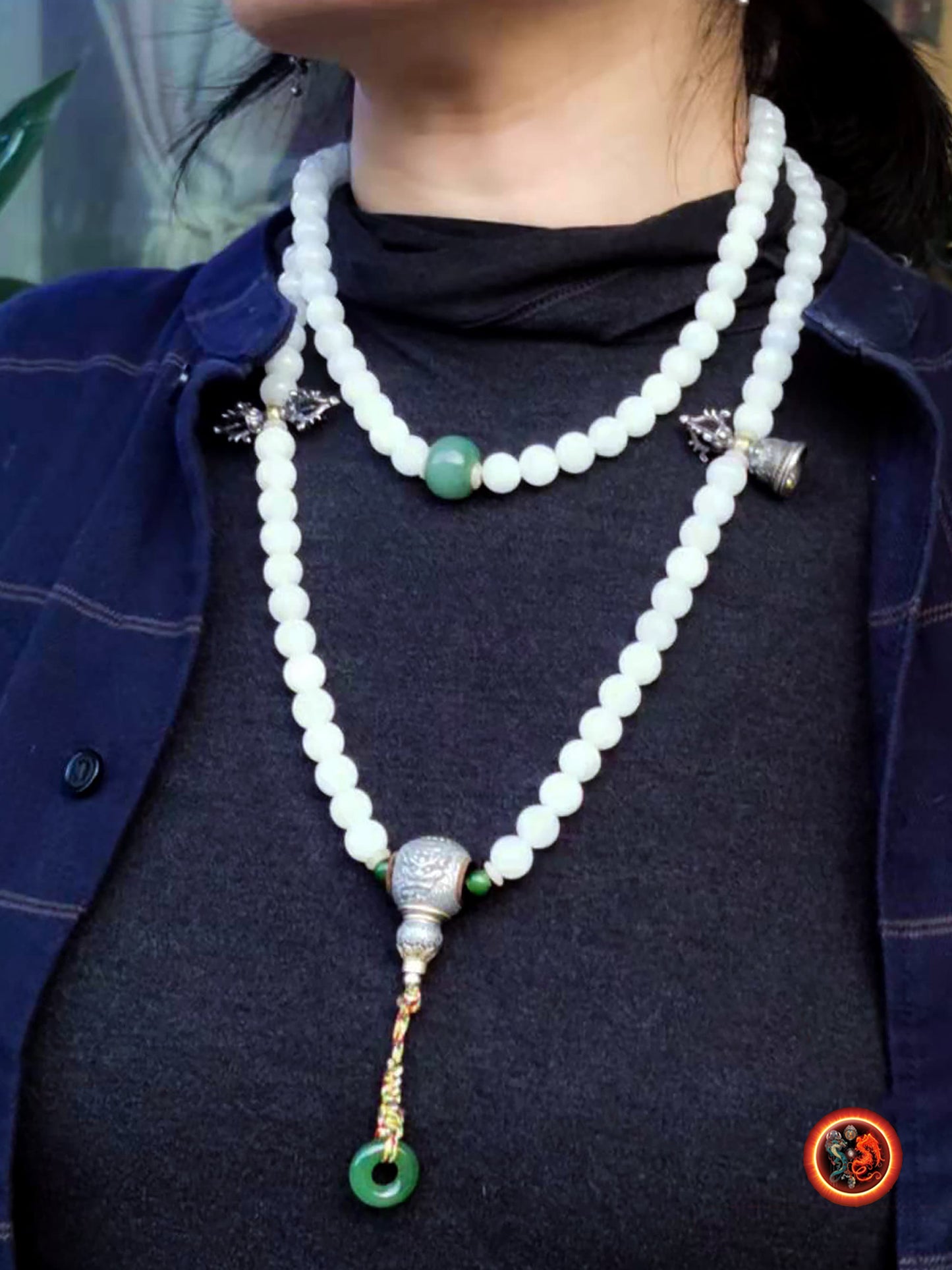 Mala, chapelet bouddhiste tibétain 108 perles de jade néphrite blanc de 10mm, jade néphrite vert Dorje et cloche perle de finition en argent - obsidian dragon