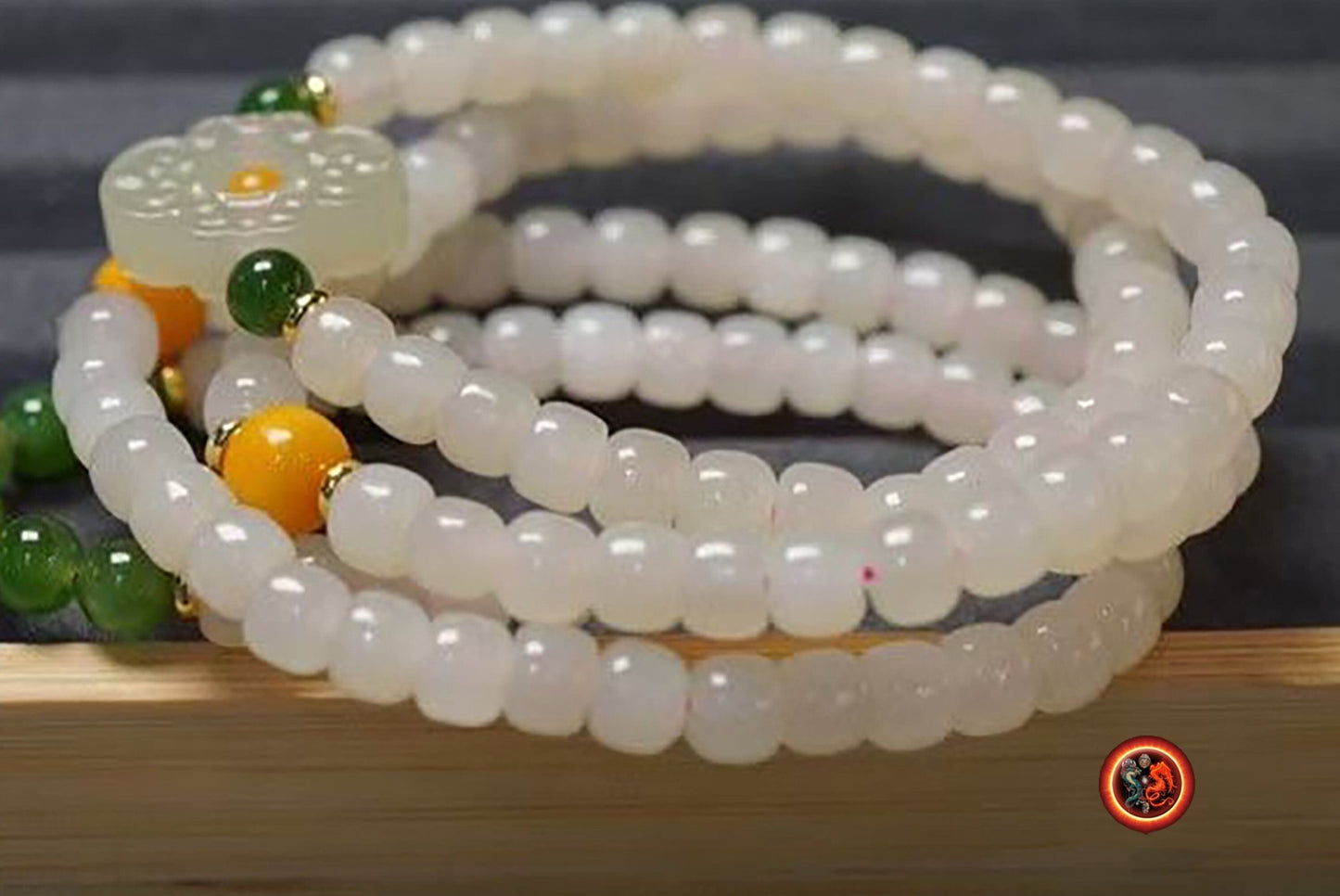 Mala, chapelet bouddhiste tibétain 108 perles de jade néphrite blanc tonneau de 5/5.8mm. Lotus en jade nephrite en finition Agates d'Alashan - obsidian dragon