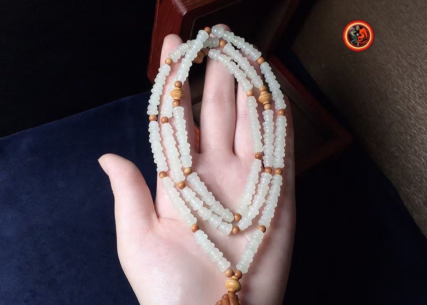 mala chapelet bouddhiste traditionnel prières et meditation jade nephrite naturel blanc 108 perles. Mains en priere en noyau d'olive sculpté - obsidian dragon