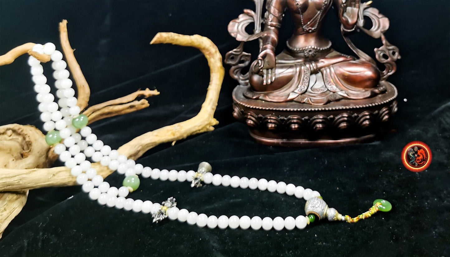 Mala, chapelet bouddhiste tibétain 108 perles de jade néphrite blanc de 10mm, jade néphrite vert Dorje et cloche perle de finition en argent - obsidian dragon