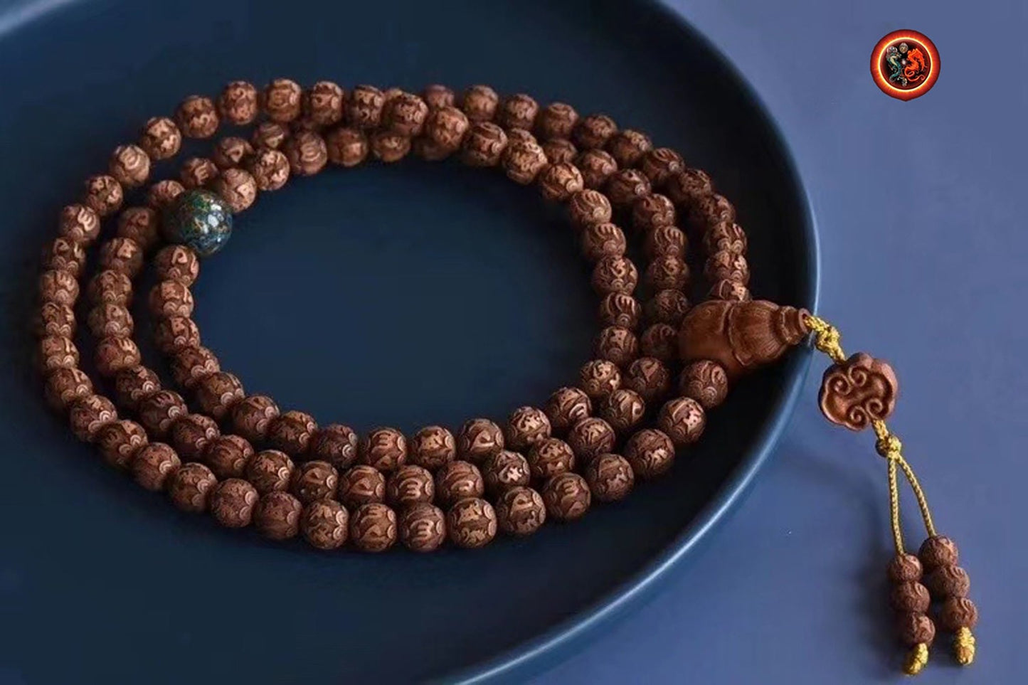 Exceptionnel et rare mala, chapelet bouddhiste, 108 perles de santal de Laoshan. Chenrezi, mantra de la compassion sculpté sur chaque perle - obsidian dragon