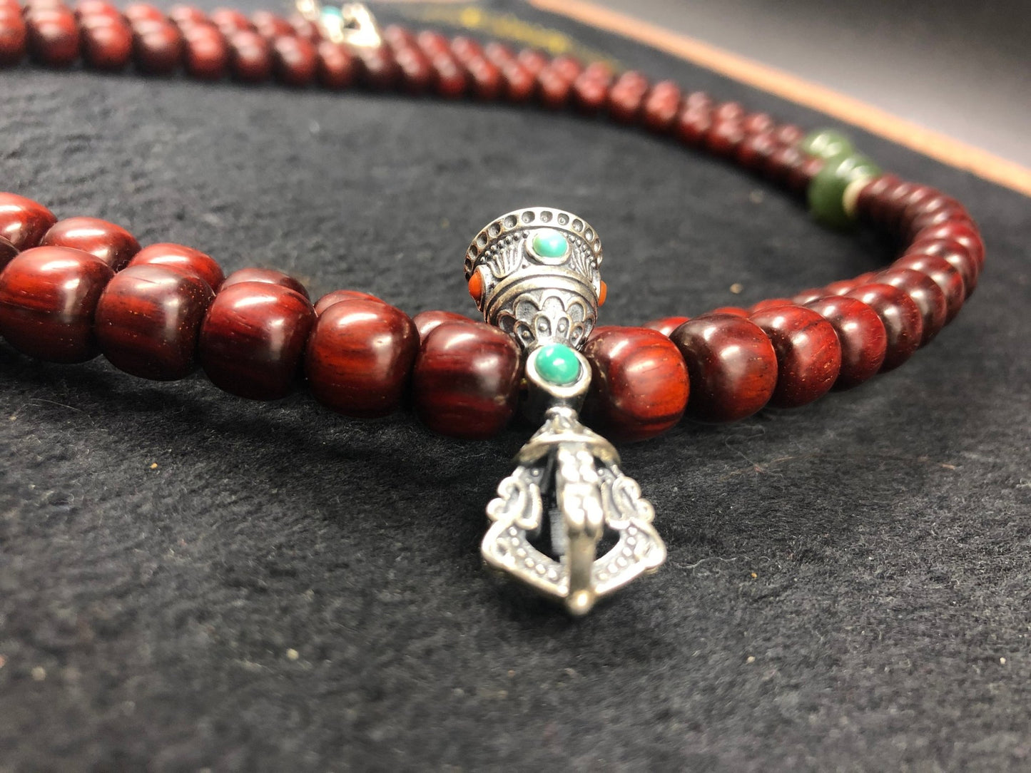 mala Hannya demon japonais, chapelet bouddhiste. 108 perles de santal rouge qualite de collection, argent 925, turquoise, grenat tsavorite - obsidian dragon
