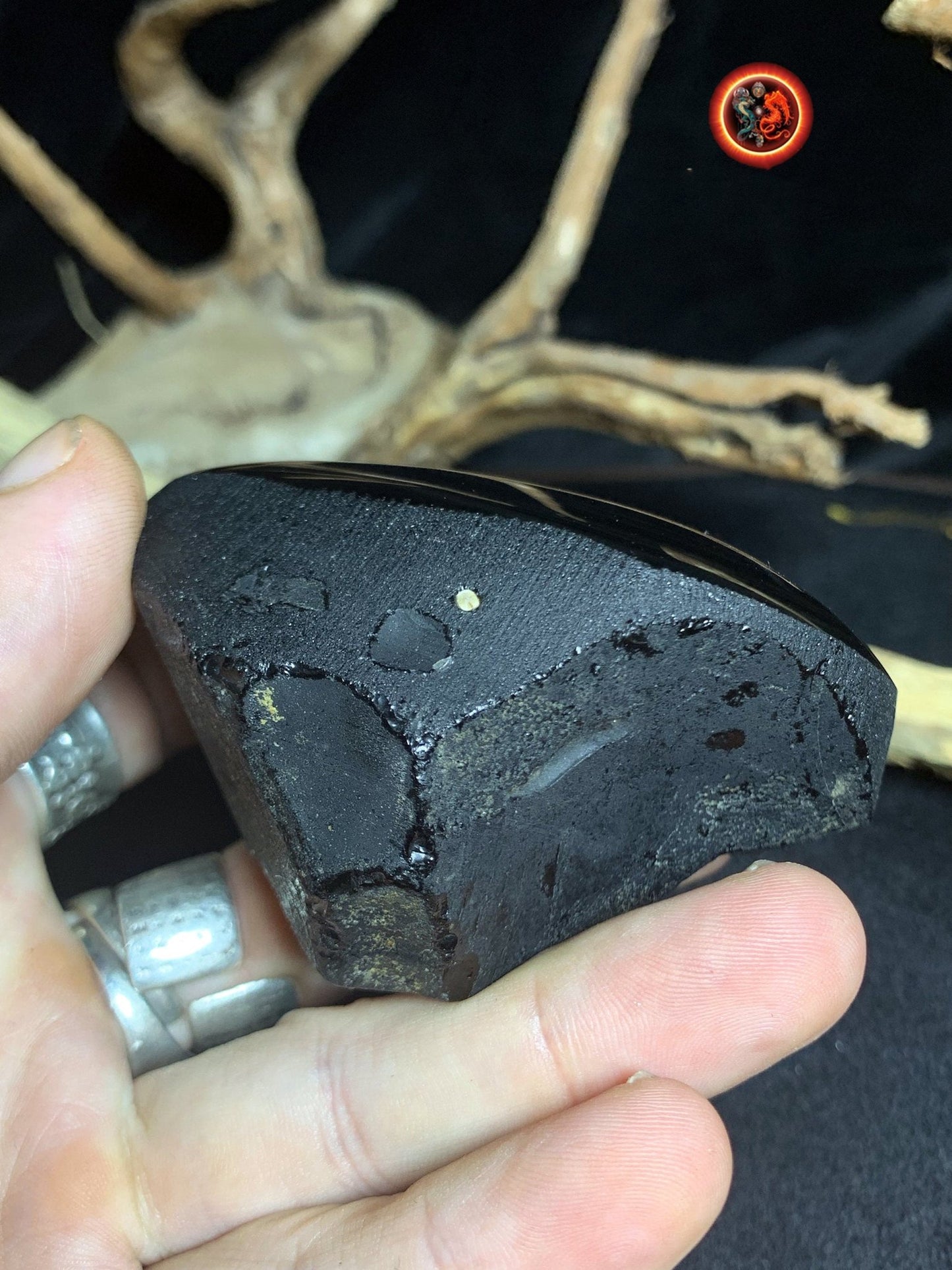 forme libre en obsidienne oeil celeste. Semi brute. 81/55/60 mm 0,218 kg. Obsidienne naturelle du mexique - obsidian dragon