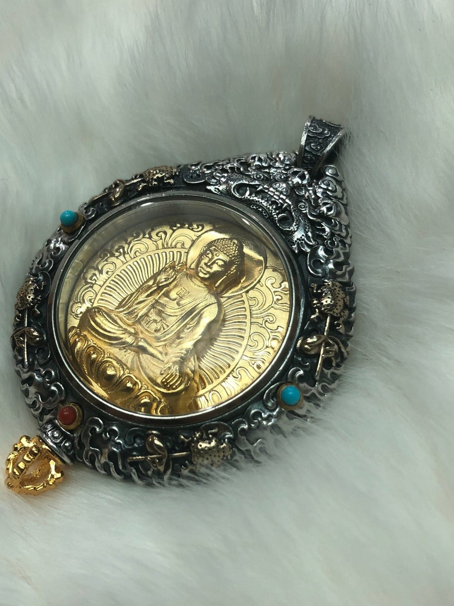 Pendentif Bouddha Amitabha. Ghau tibétain. Argent massif et plaqué or 18k. - obsidian dragon