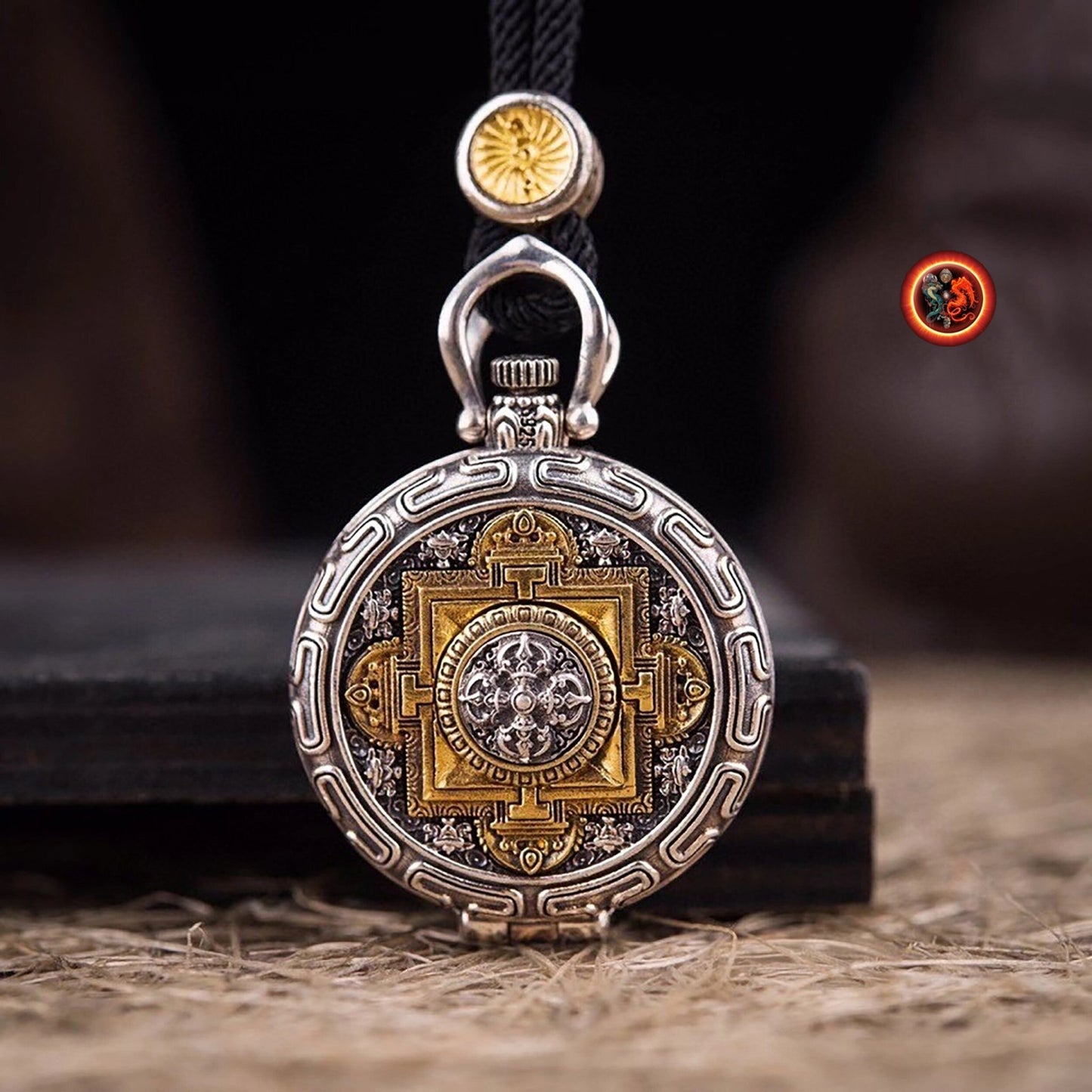 Pendentif tangka traditionnel- Ghau- bouddha Vairocana