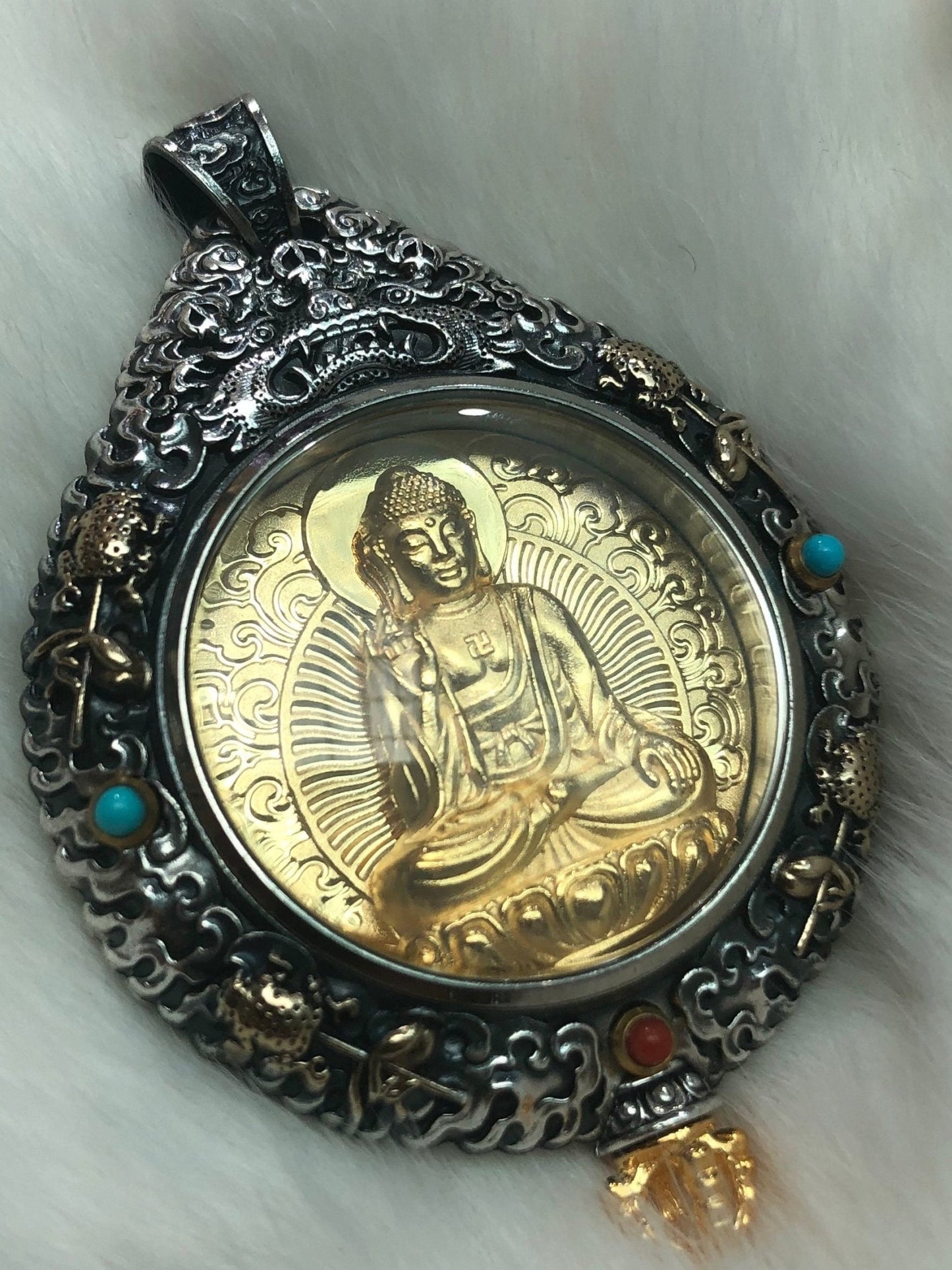 Pendentif Bouddha Amitabha. Ghau tibétain. Argent massif et plaqué or 18k. - obsidian dragon