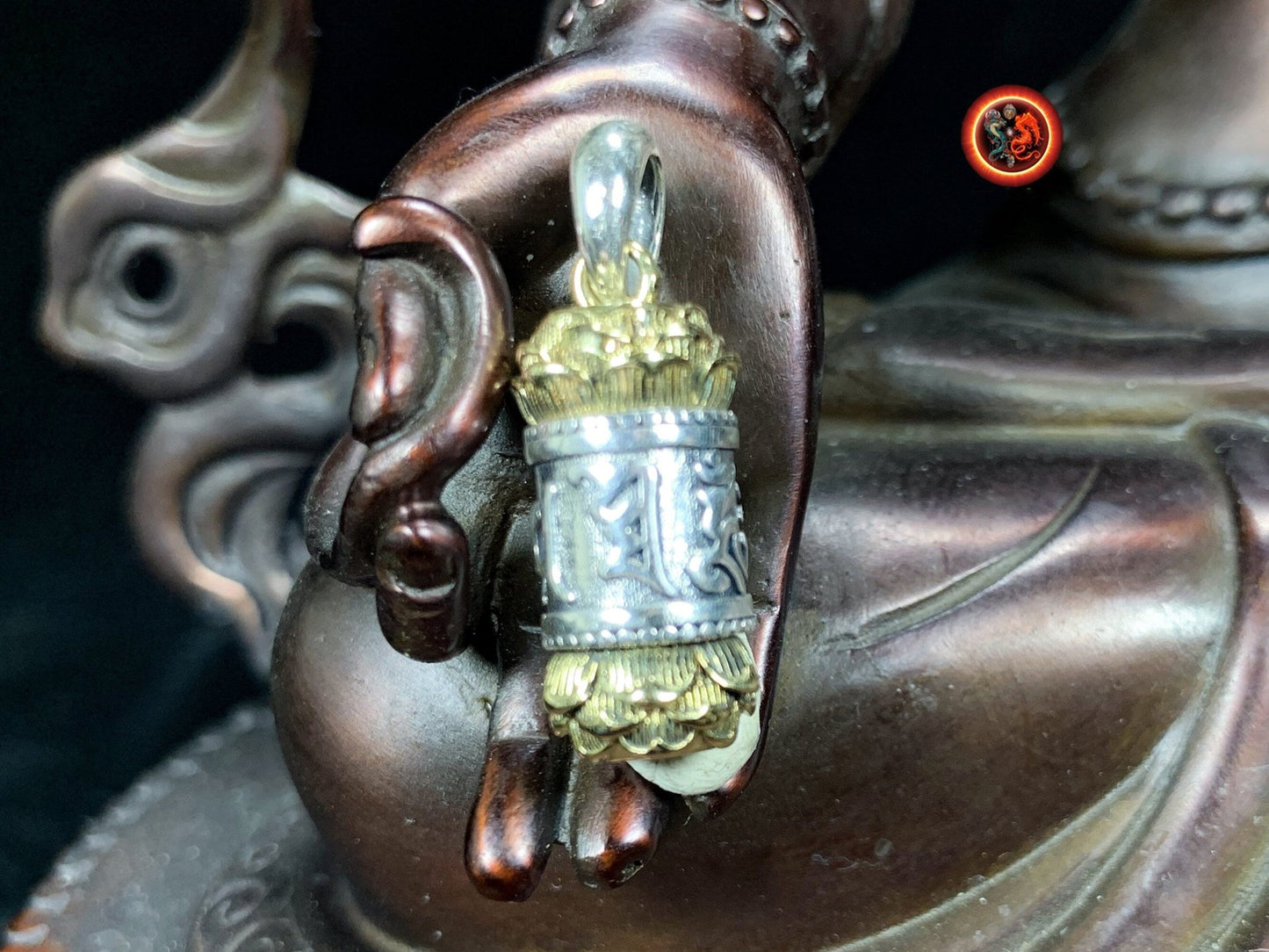 Pendentif bouddha Reliquaire bouddhiste tibetain. Moulin a prière ouvrant. Mantra de la compassion "om mani padme hum". Argent 925 poinçonné, cuivre - obsidian dragon