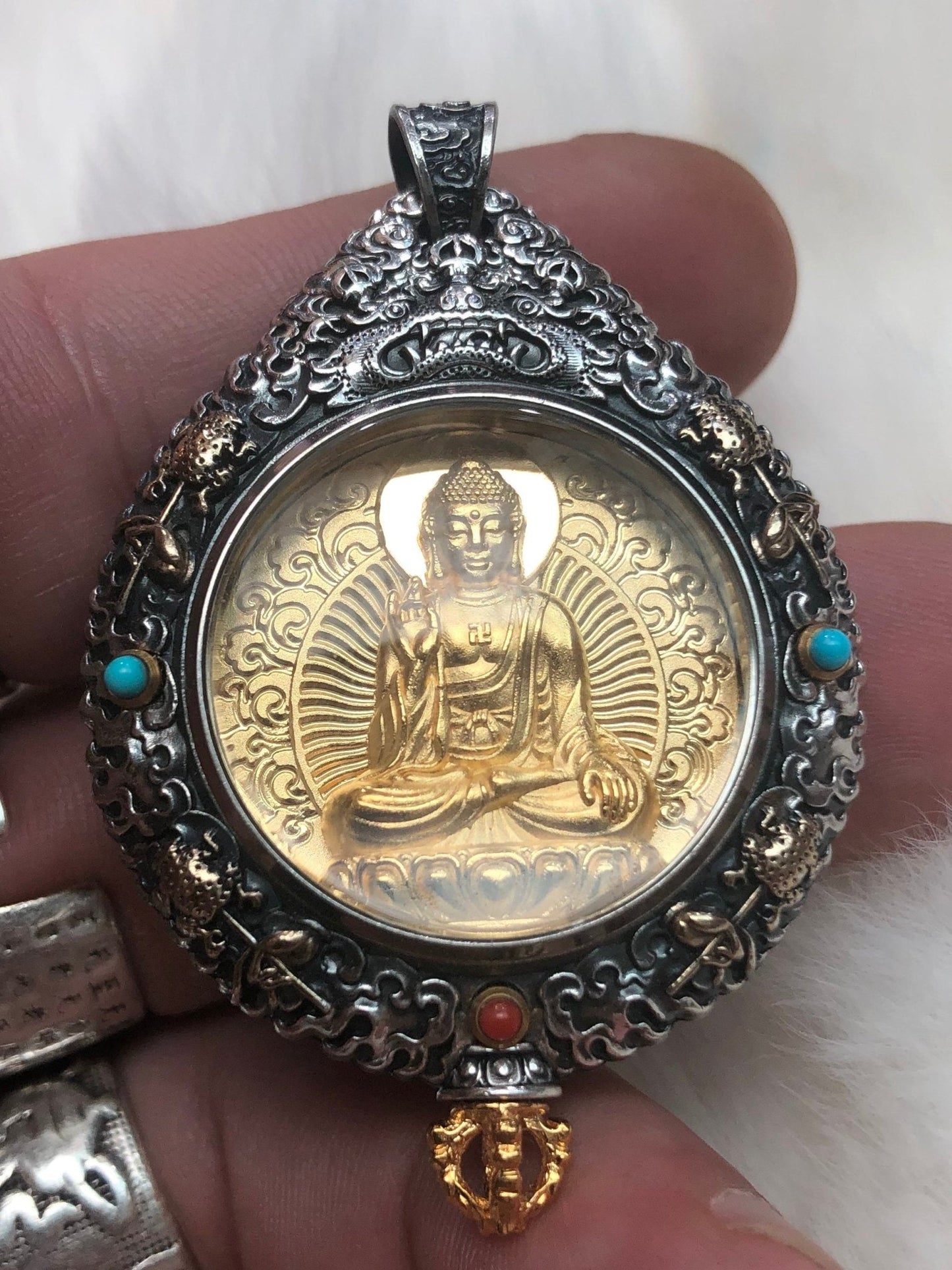 Pendentif Bouddha Amitabha. Ghau tibétain. Argent massif et plaqué or 18k. - obsidian dragon