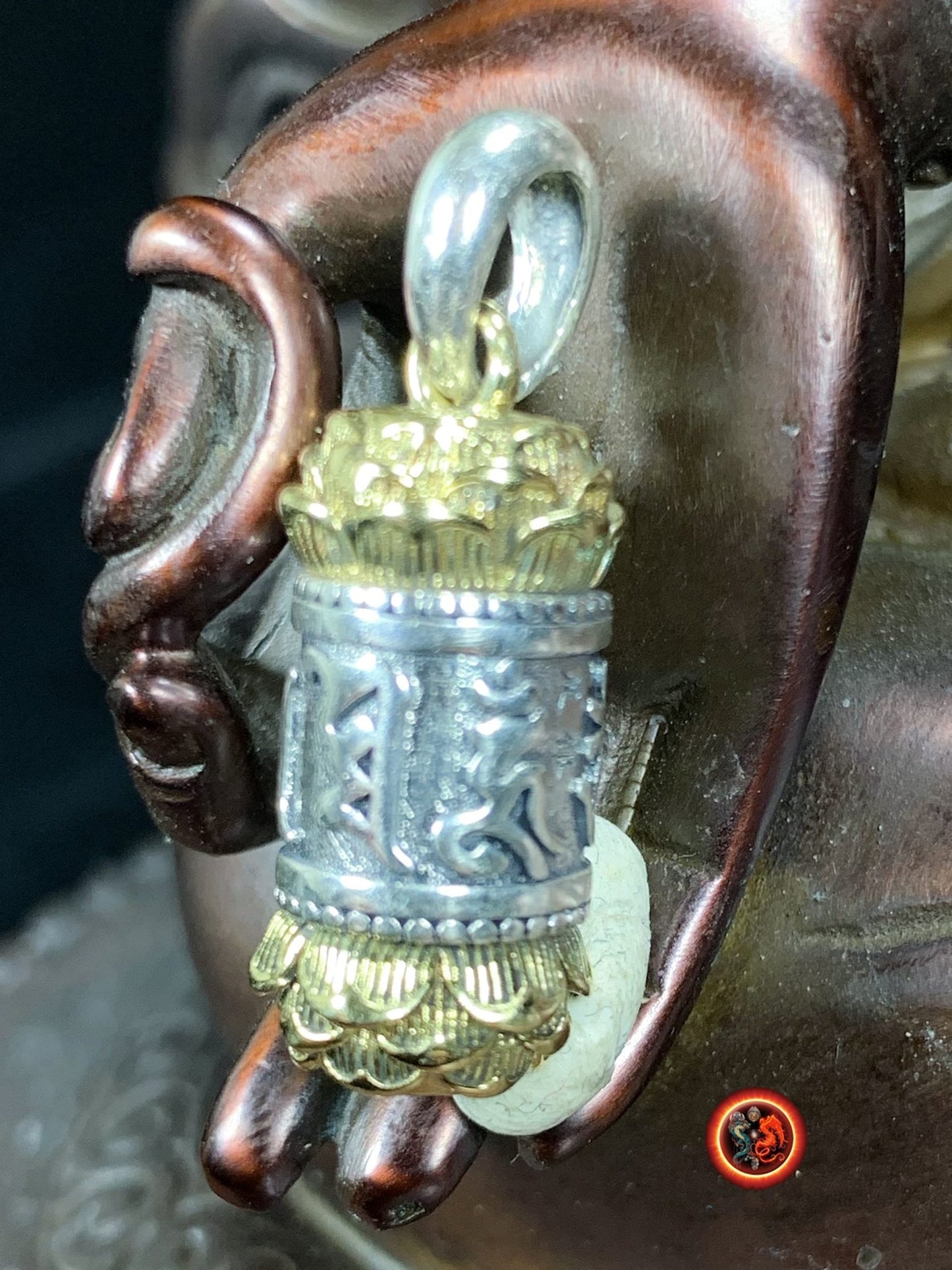 Pendentif bouddha Reliquaire bouddhiste tibetain. Moulin a prière ouvrant. Mantra de la compassion "om mani padme hum". Argent 925 poinçonné, cuivre - obsidian dragon