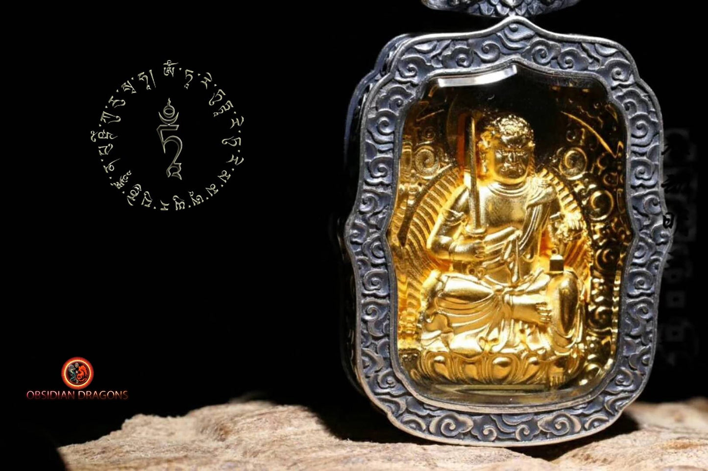 Pendentif bouddha Acala. Amulette de protection du bouddhisme vajrayana esoterique tibétain. représentation de Garuda sur la beliere. - obsidian dragon
