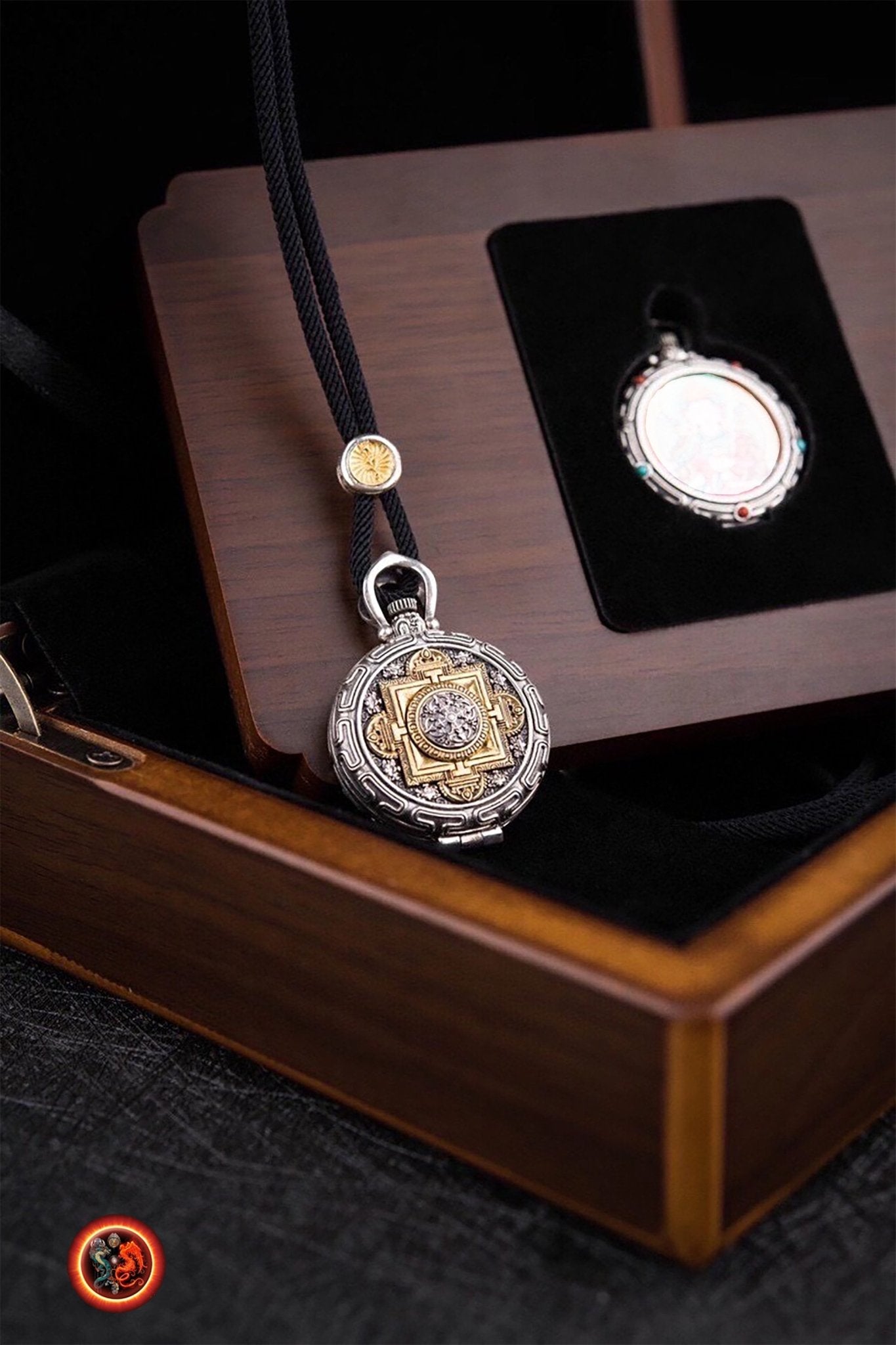 Pendentif tangka traditionnel- Ghau- bouddha Vairocana