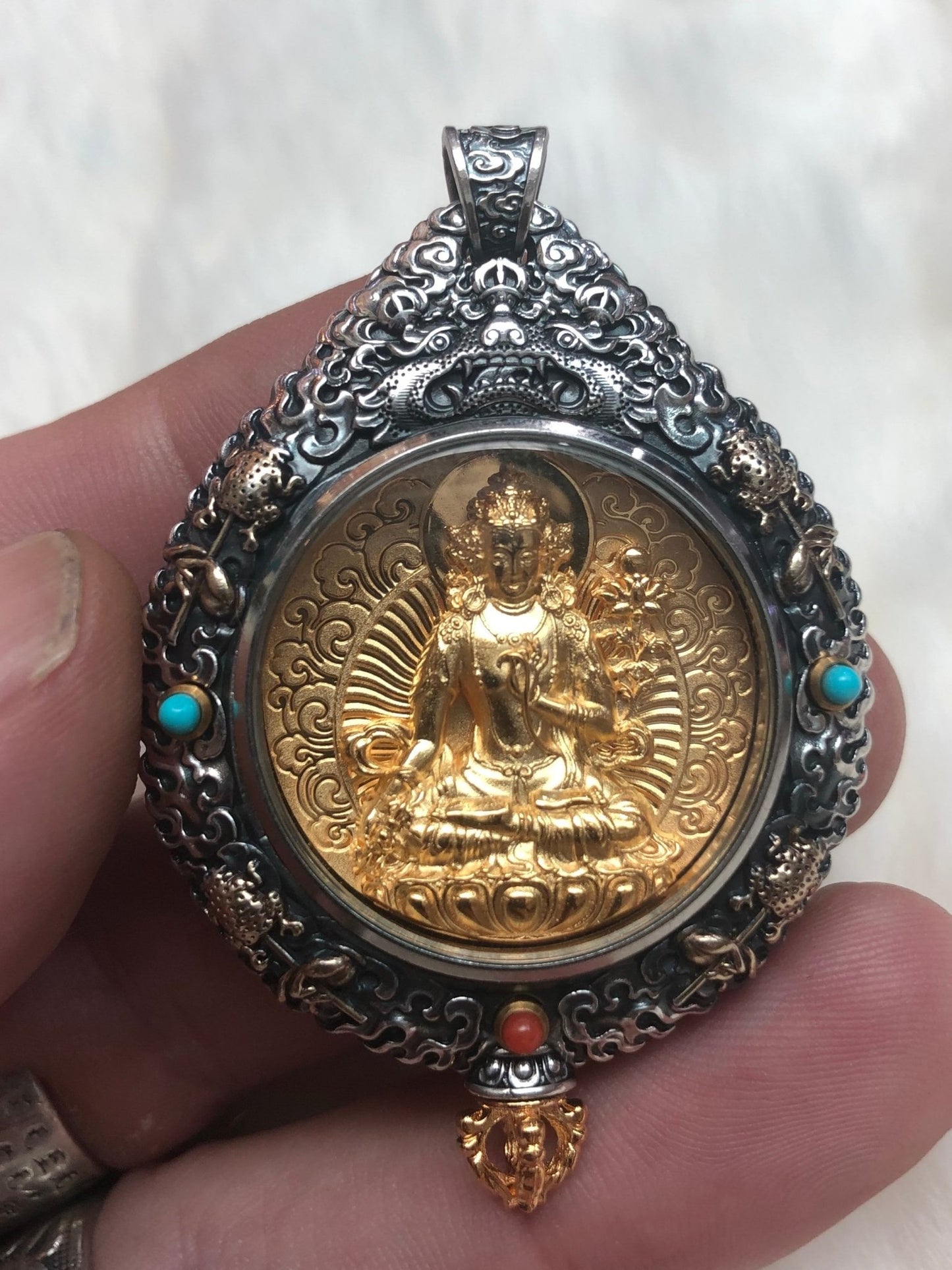 Pendentif Bouddha. Manjushri bodhisattva. Ghau tibétain. Argent massif et plaqué or 18k. - obsidian dragon