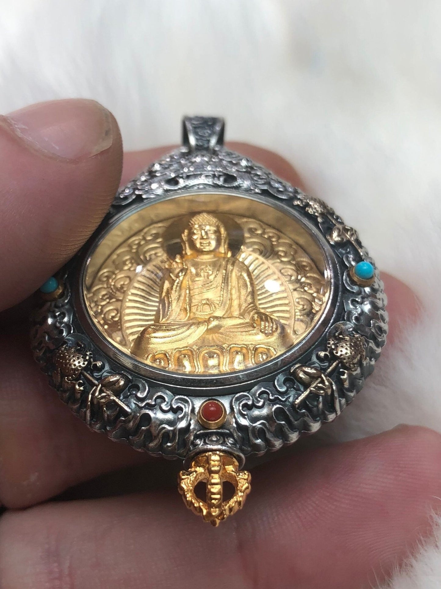 Pendentif Bouddha Amitabha. Ghau tibétain. Argent massif et plaqué or 18k. - obsidian dragon