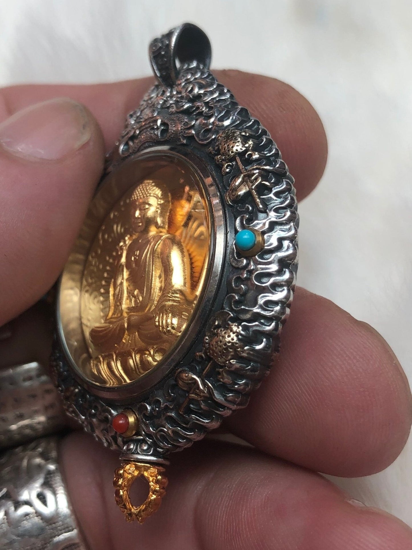 Pendentif Bouddha Amitabha. Ghau tibétain. Argent massif et plaqué or 18k. - obsidian dragon