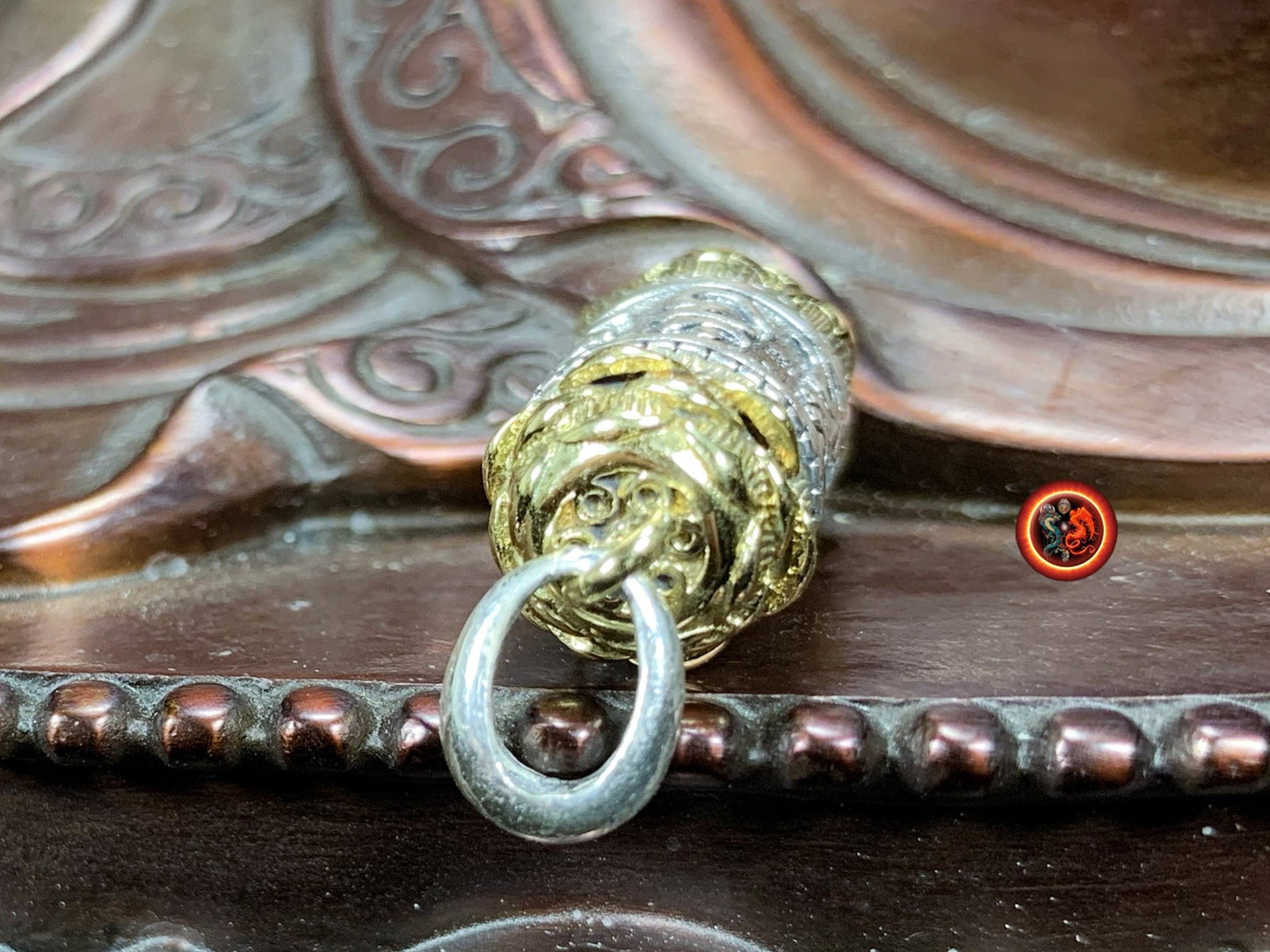 Pendentif bouddha Reliquaire bouddhiste tibetain. Moulin a prière ouvrant. Mantra de la compassion "om mani padme hum". Argent 925 poinçonné, cuivre - obsidian dragon
