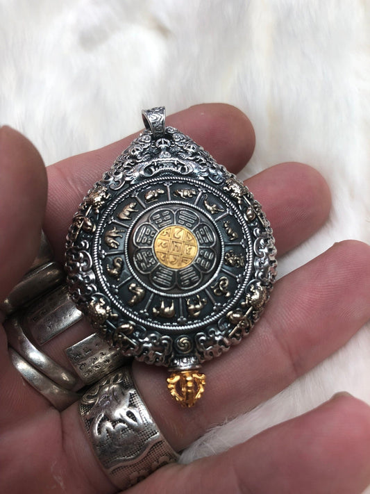 Pendentif Bouddha Amitabha. Ghau tibétain. Argent massif et plaqué or 18k. - obsidian dragon