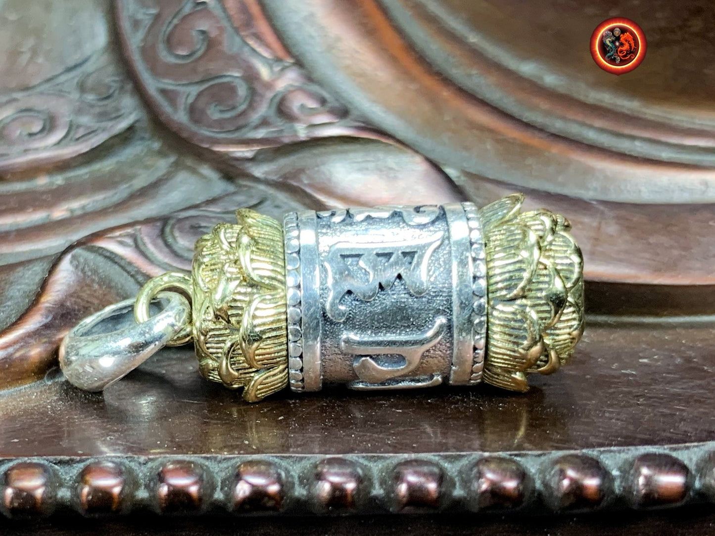 Pendentif bouddha Reliquaire bouddhiste tibetain. Moulin a prière ouvrant. Mantra de la compassion "om mani padme hum". Argent 925 poinçonné, cuivre - obsidian dragon